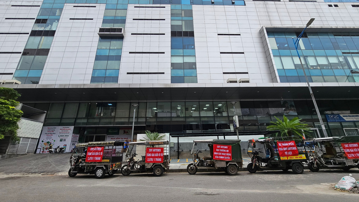 Cư dân chung cư 5 sao Artemis số 3 Lê Trọng Tấn băng rôn phản đối chủ đầu tư tăng phí gửi xe, chây ì thành lập ban quản trị, tòa nhà vi phạm PCCC nhưng bất chấp quyết định đình chỉ hoạt động của chính quyền. Cư dân chung cư 5 sao Artemis số 3 Lê Trọng Tấn băng rôn phản đối chủ đầu tư tăng phí gửi xe, chây ì thành lập ban quản trị, tòa nhà vi phạm PCCC nhưng bất chấp quyết định đình chỉ hoạt động của chính quyền.