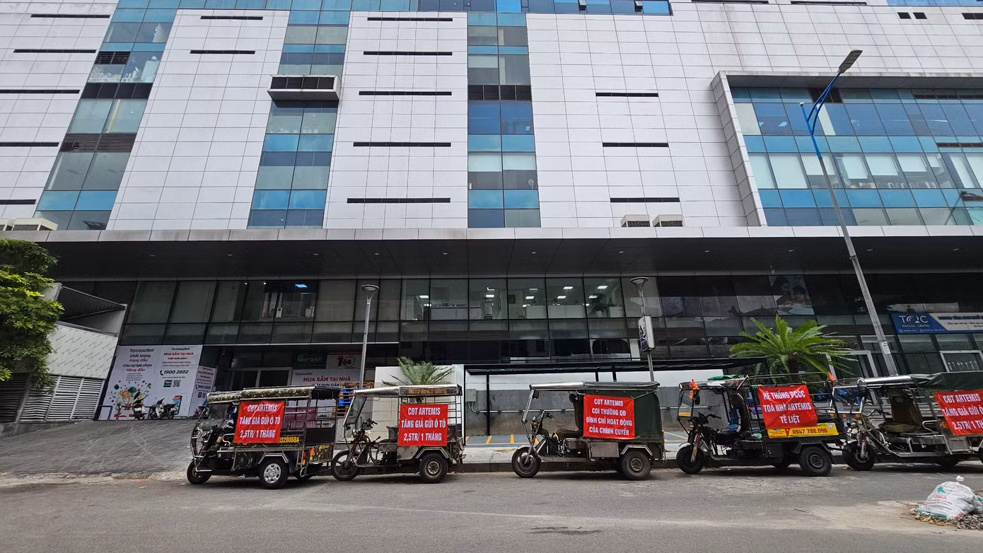 Cư dân chung cư 5 sao Artemis số 3 Lê Trọng Tấn băng rôn phản đối chủ đầu tư tăng phí gửi xe.