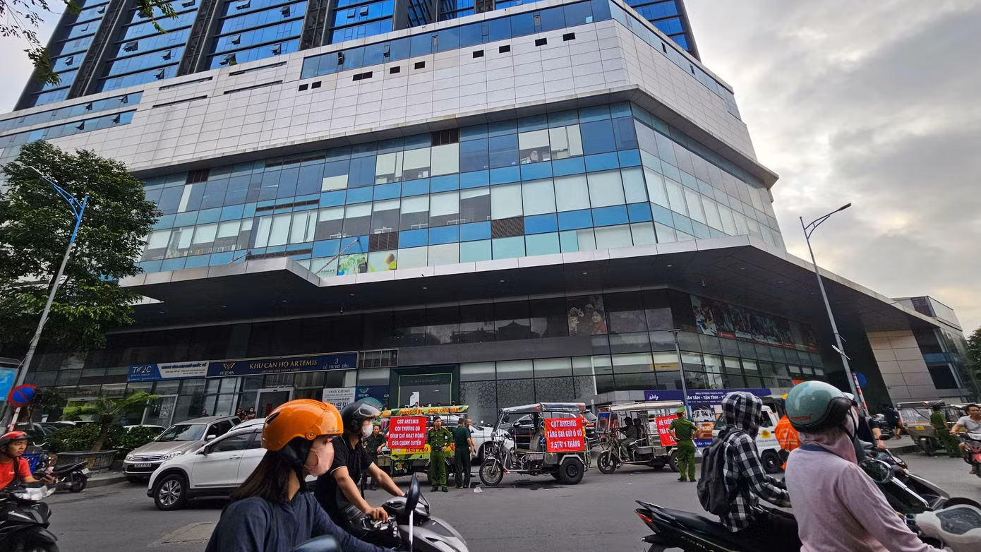 Cư dân chung cư 5 sao Artemis số 3 Lê Trọng Tấn băng rôn phản đối chủ đầu tư tăng phí gửi xe, chây ì thành lập ban quản trị, tòa nhà vi phạm PCCC nhưng bất chấp quyết định đình chỉ hoạt động của chính quyền.