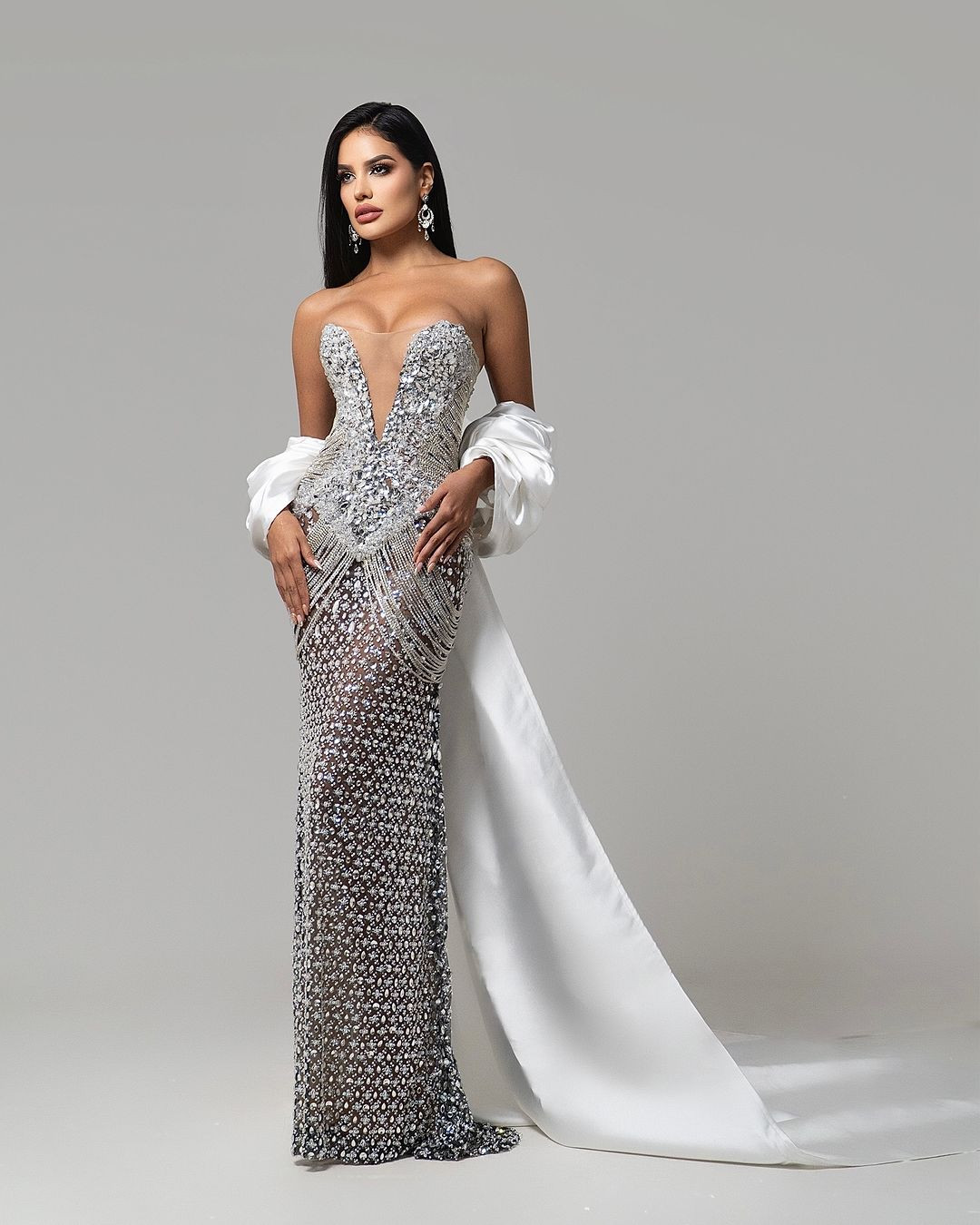 Zaren đã tốt nghiệp chuyên ngành Thiết kế thời trang và Truyền thông xã hội. Người đẹp đặt mục tiêu mở công ty thiết kế thời trang riêng.