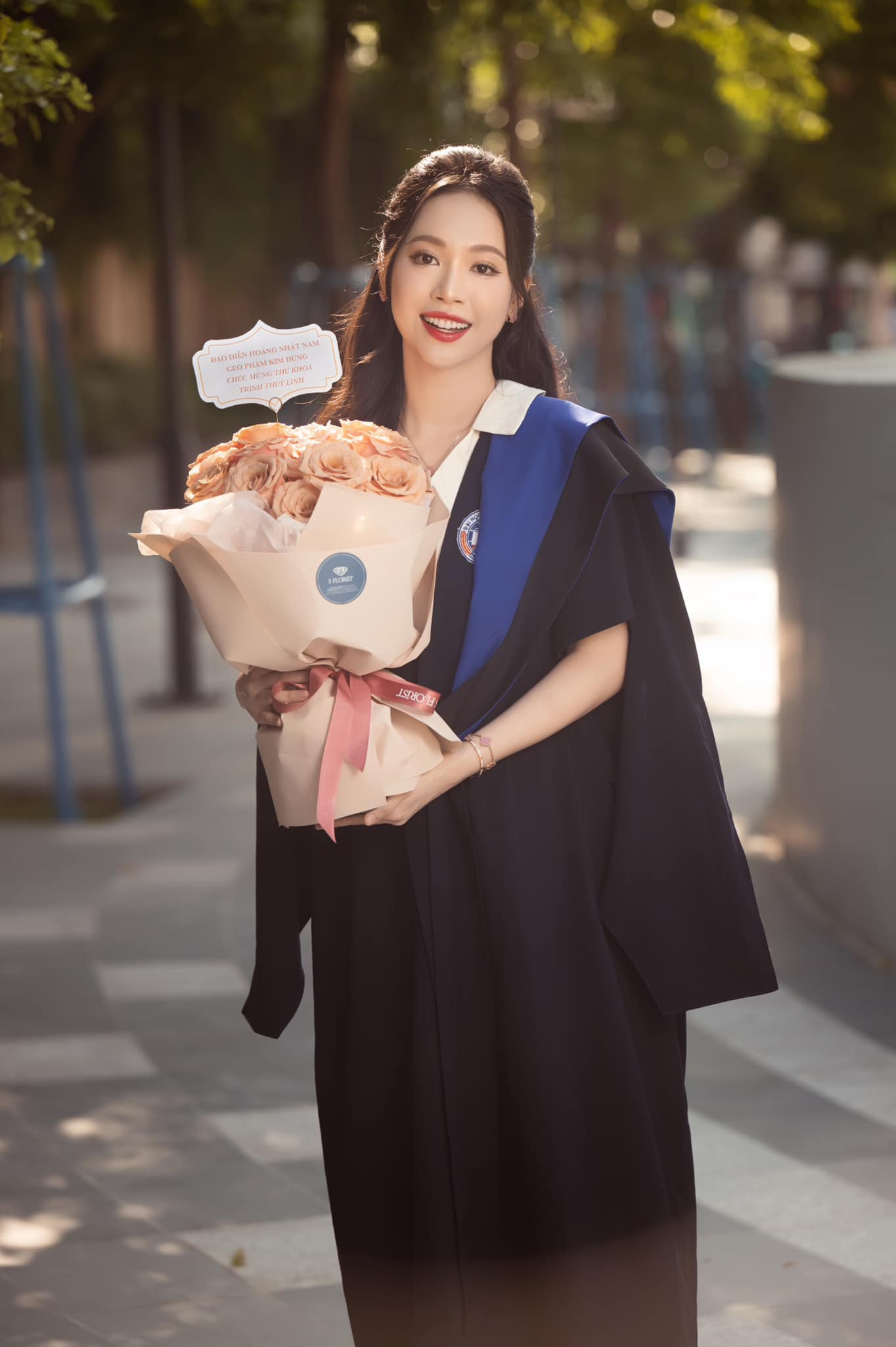 “Gia đình tự hào khi tôi hoàn thành việc học, song song cùng hoạt động xã hội. Bố mẹ vô cùng nghiêm khắc và không cho phép con lơ là việc học tập. Khi nhận tin tôi tốt nghiệp thủ khoa, cả gia đình bất ngờ, tự hào và nhận được nhiều lời chúc mừng từ bạn bè và đồng nghiệp xung quanh", cô nói.