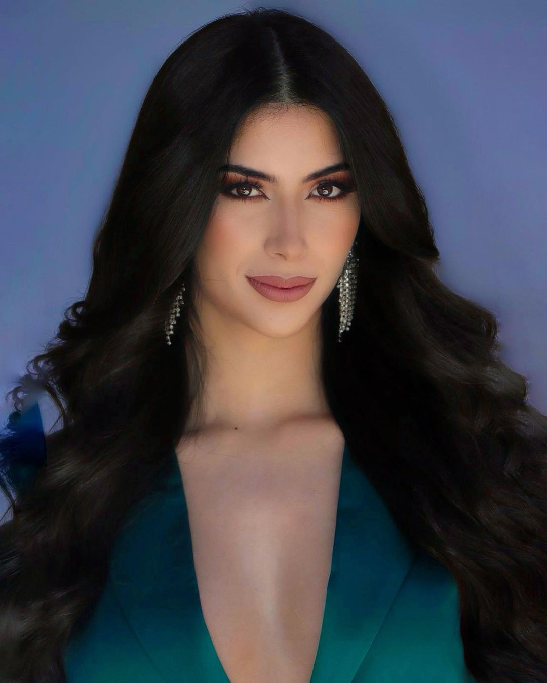 Cô tốt nghiệp Đại học Tự trị Chihuahua với bằng về nghệ thuật diễn xuất. Ngoài ra người đẹp cũng có bằng về truyền thông và từng tốt nghiệp CEA Televisa-Eugenio Cobo ngành lái xe.