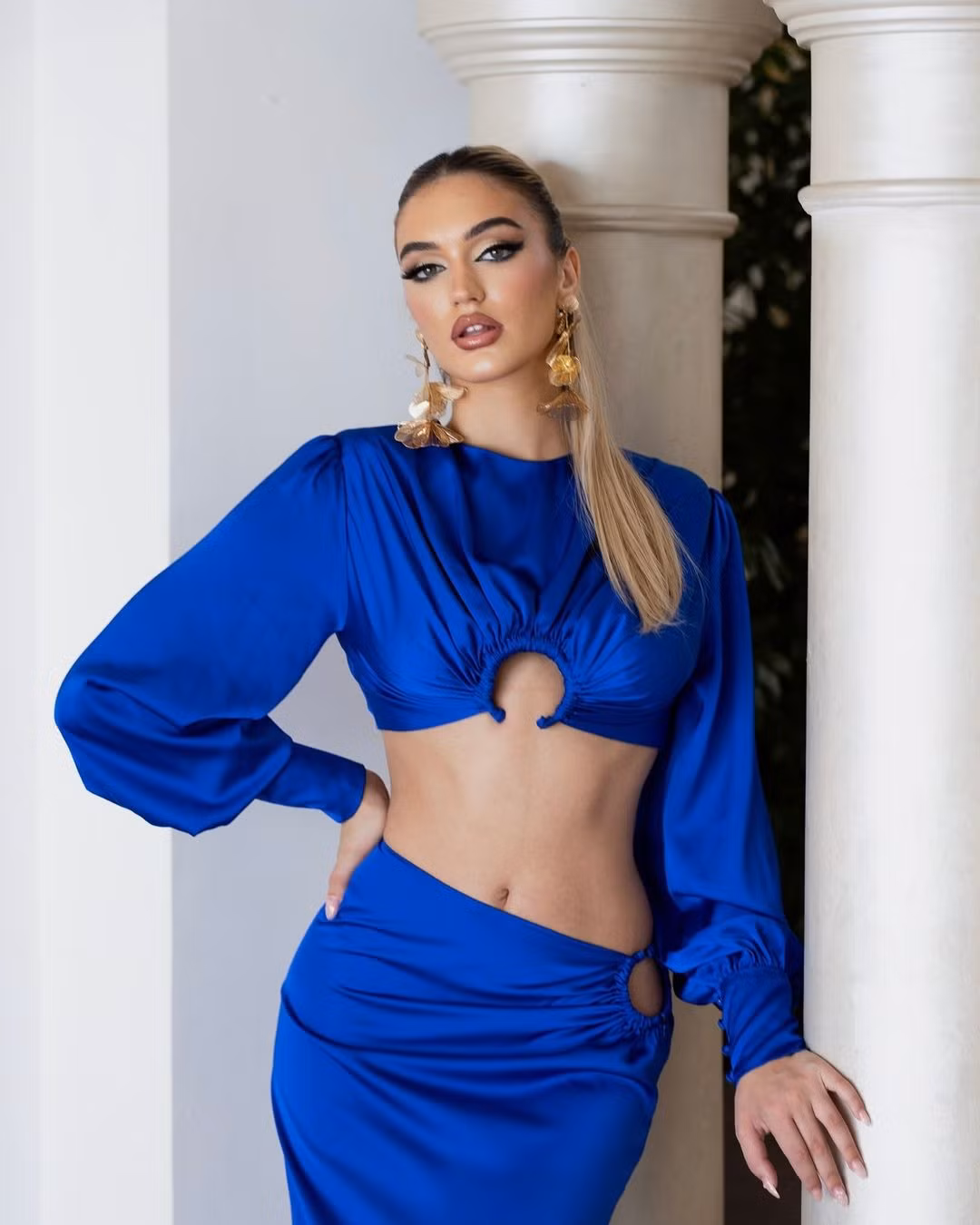 Đương kim Hoa hậu Trái Đất Drita Ziri trụ vững trong top 10. Người đẹp cao 1,73 m, số đo ba vòng 85-62-99 cm. Cô là người đẹp Albania đầu tiên mang về danh hiệu cao quý tại một trong những cuộc thi nhan sắc lớn nhất thế giới.