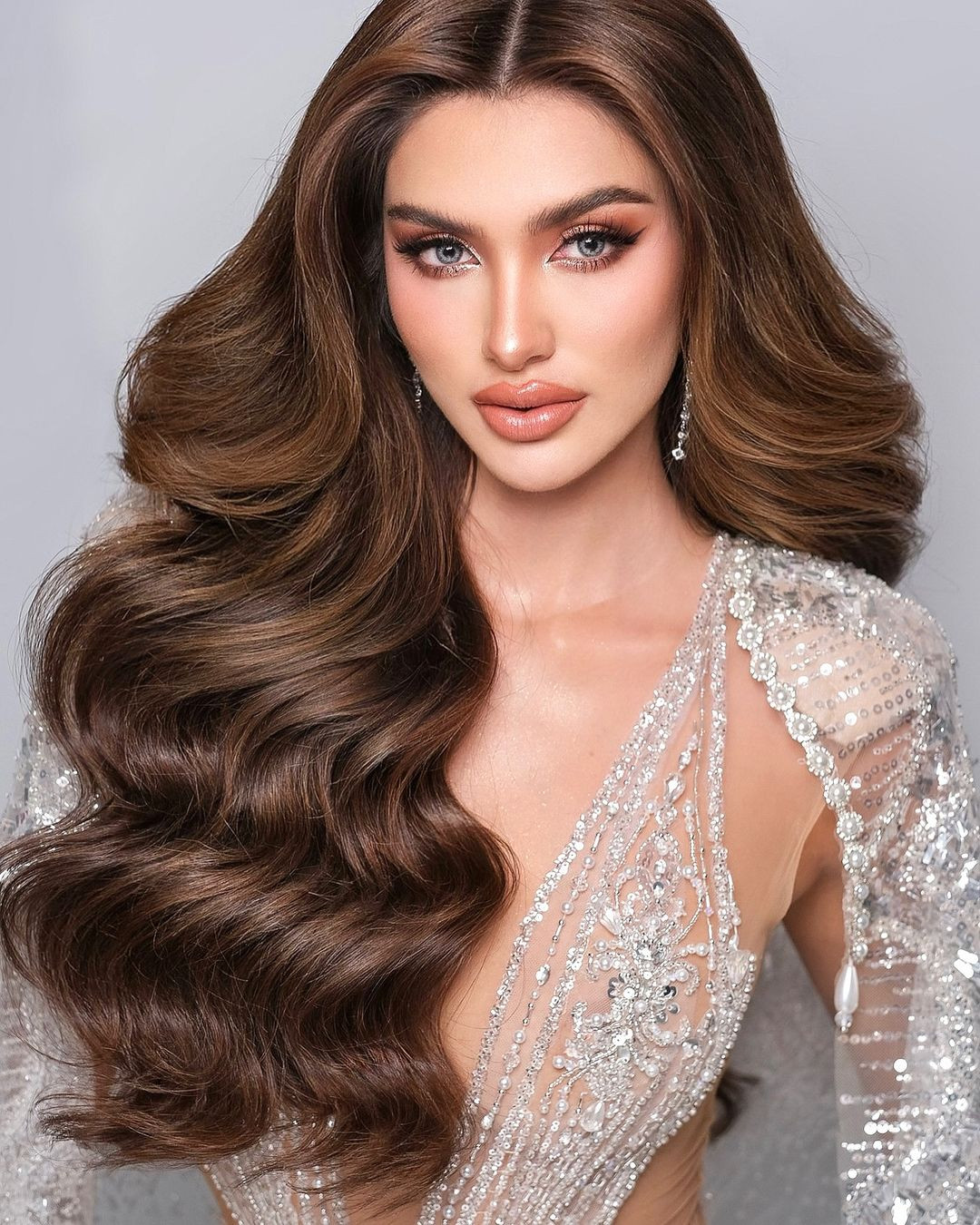 Hoa hậu Siêu quốc gia 2023 Andrea Aguilera được nhận xét là đối thủ đáng gờm trong top 10. Dù đã hết nhiệm kỳ nhưng người đẹp Ecuador vẫn duy trì được sức nóng. Andrea Aguilera có nhan sắc ấn tượng với chiều cao 1,78 m cùng số đo ba vòng 89-61-97 cm. Cô được khen là Hoa hậu Siêu quốc gia đẹp nhất trong lịch sử cuộc thi. Andrea góp mặt trong nhiều cuộc bình chọn về sắc đẹp trong năm 2023. Tại cuộc bình chọn Miss Grand Slam - Hoa hậu đẹp nhất Thế giới 2023 của Globalbeauties, Andrea về đích ở vị trí thứ hai.