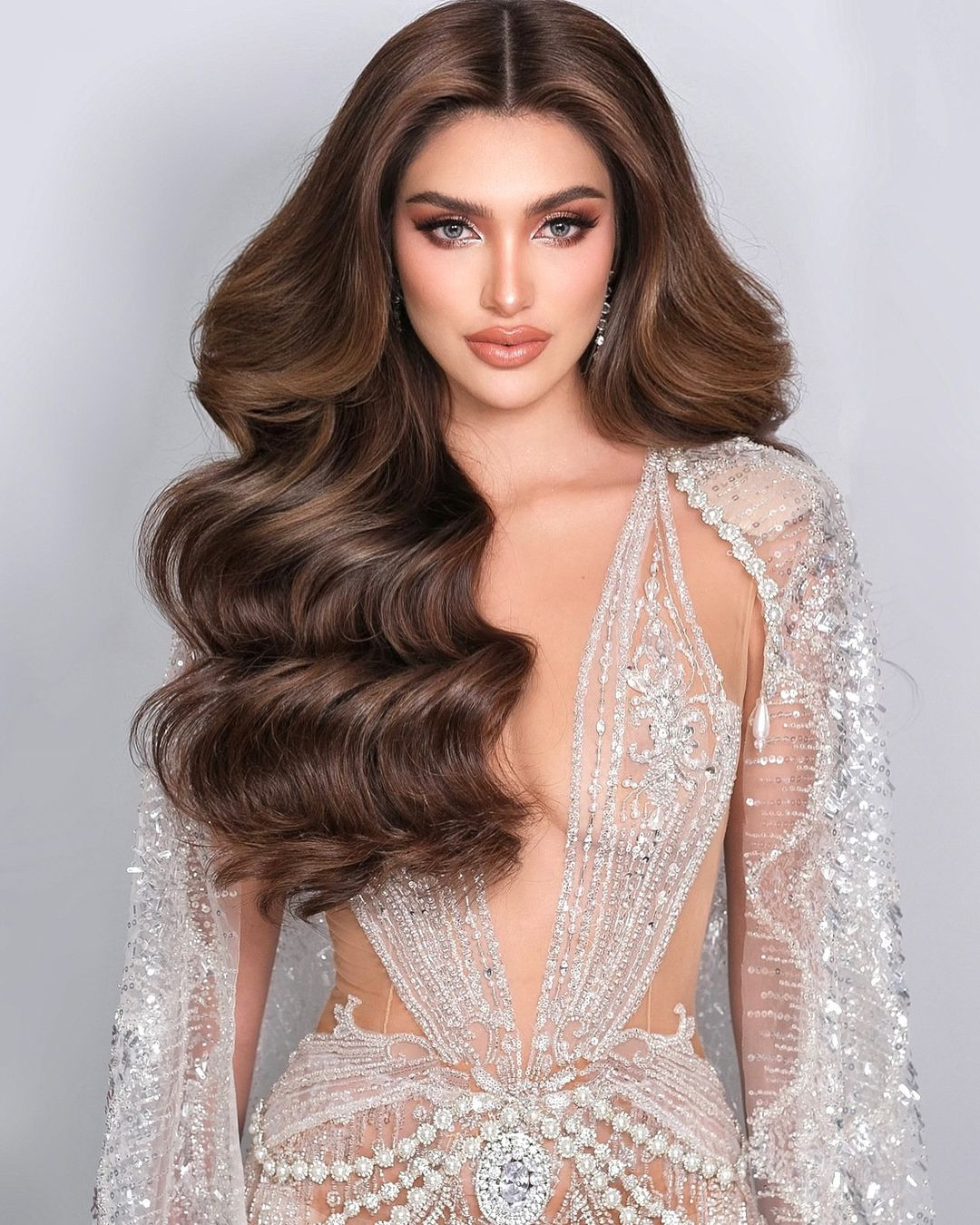 Hoa hậu Siêu quốc gia 2023 Andrea Aguilera được nhận xét là đối thủ đáng gờm trong top 10. Dù đã hết nhiệm kỳ nhưng người đẹp Ecuador vẫn duy trì được sức nóng. Andrea Aguilera có nhan sắc ấn tượng với chiều cao 1,78 m cùng số đo ba vòng 89-61-97 cm. Cô được khen là Hoa hậu Siêu quốc gia đẹp nhất trong lịch sử cuộc thi. Andrea góp mặt trong nhiều cuộc bình chọn về sắc đẹp trong năm 2023. Tại cuộc bình chọn Miss Grand Slam - Hoa hậu đẹp nhất Thế giới 2023 của Globalbeauties, Andrea về đích ở vị trí thứ hai.