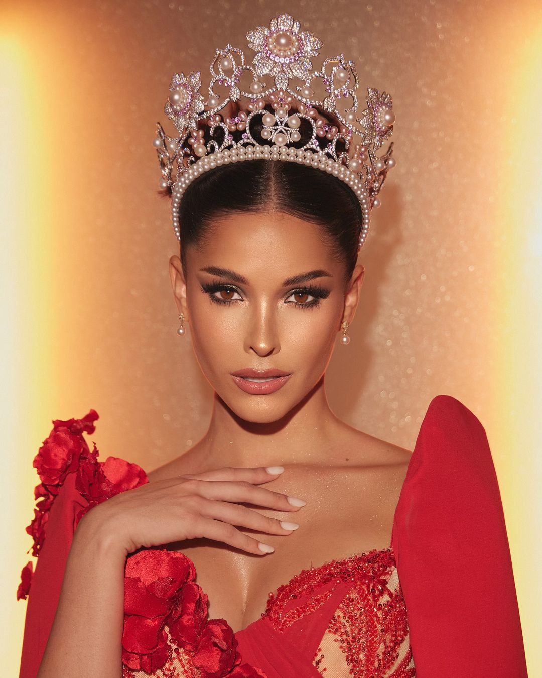 Đương kim Hoa hậu Quốc tế Andrea Rubio tiếp tục góp mặt trong top 10. Andrea Rubio là người đẹp Venezuela thứ 9 giành được danh hiệu Hoa hậu Quốc tế. Cô năm nay 24 tuổi, có gương mặt thanh lịch, kiều diễm. Người đẹp cao 1,71 m, thân hình săn chắc, nóng bỏng, đậm chất Latinh.