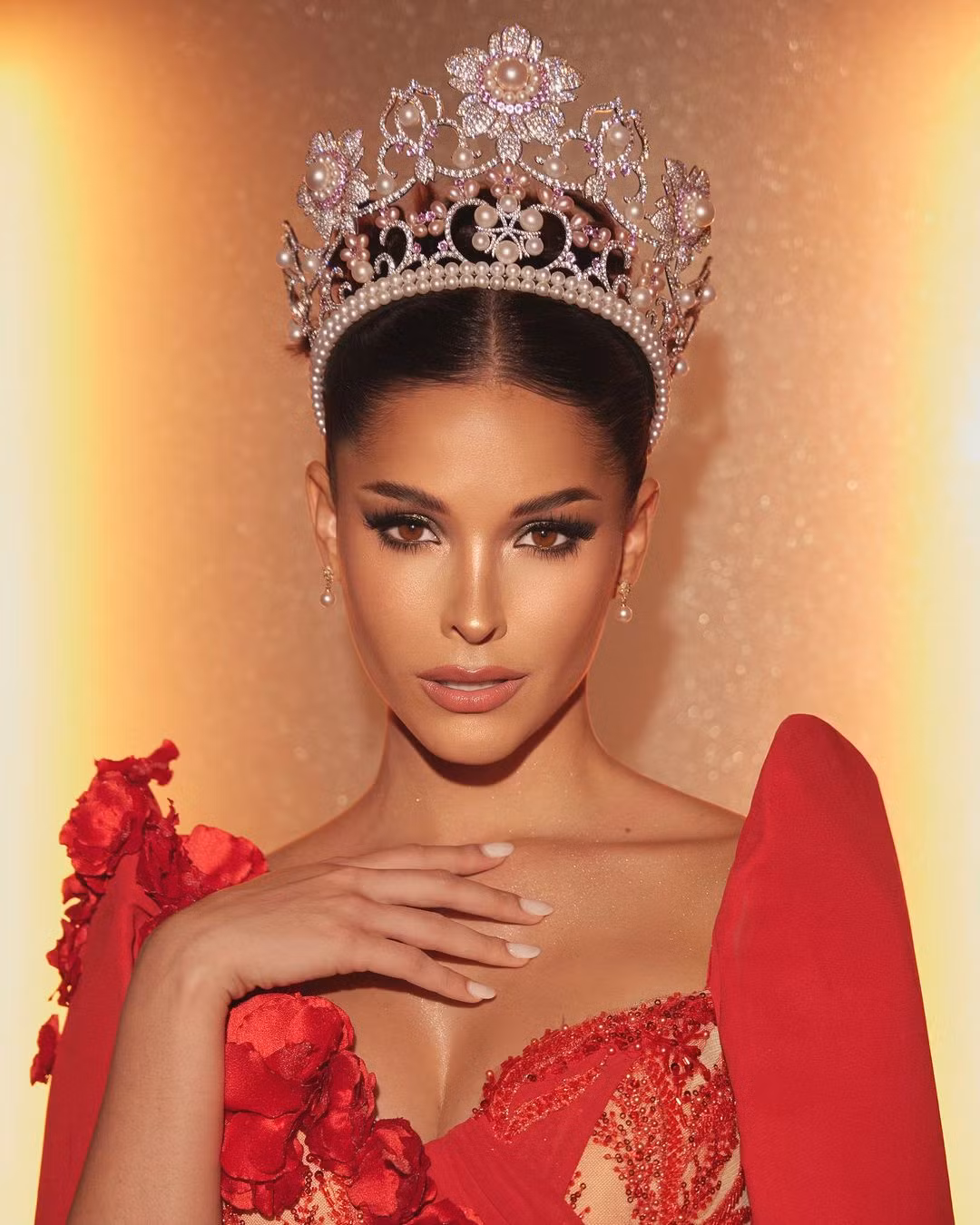 Đương kim Hoa hậu Quốc tế Andrea Rubio tiếp tục góp mặt trong top 10. Andrea Rubio là người đẹp Venezuela thứ 9 giành được danh hiệu Hoa hậu Quốc tế. Cô năm nay 24 tuổi, có gương mặt thanh lịch, kiều diễm. Người đẹp cao 1,71 m, thân hình săn chắc, nóng bỏng, đậm chất Latinh.