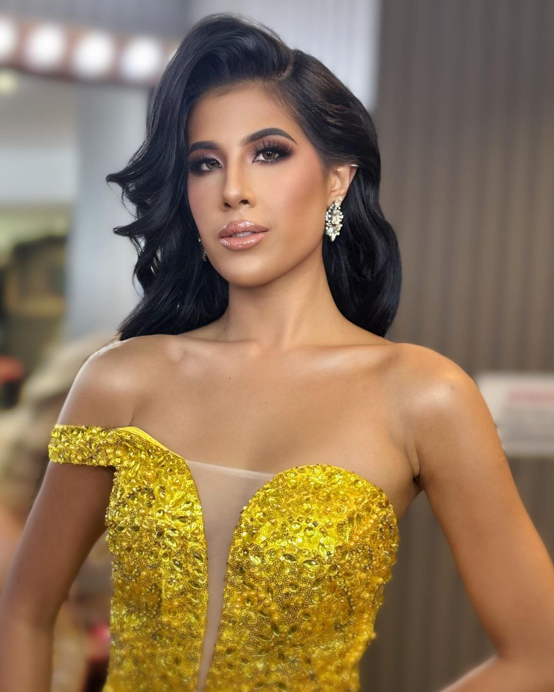 Melisha Lin năm nay 26 tuổi, đến từ thị trấn Batu Caves - bang Selangor. Cô là người lai gốc Hoa và Ấn Độ.