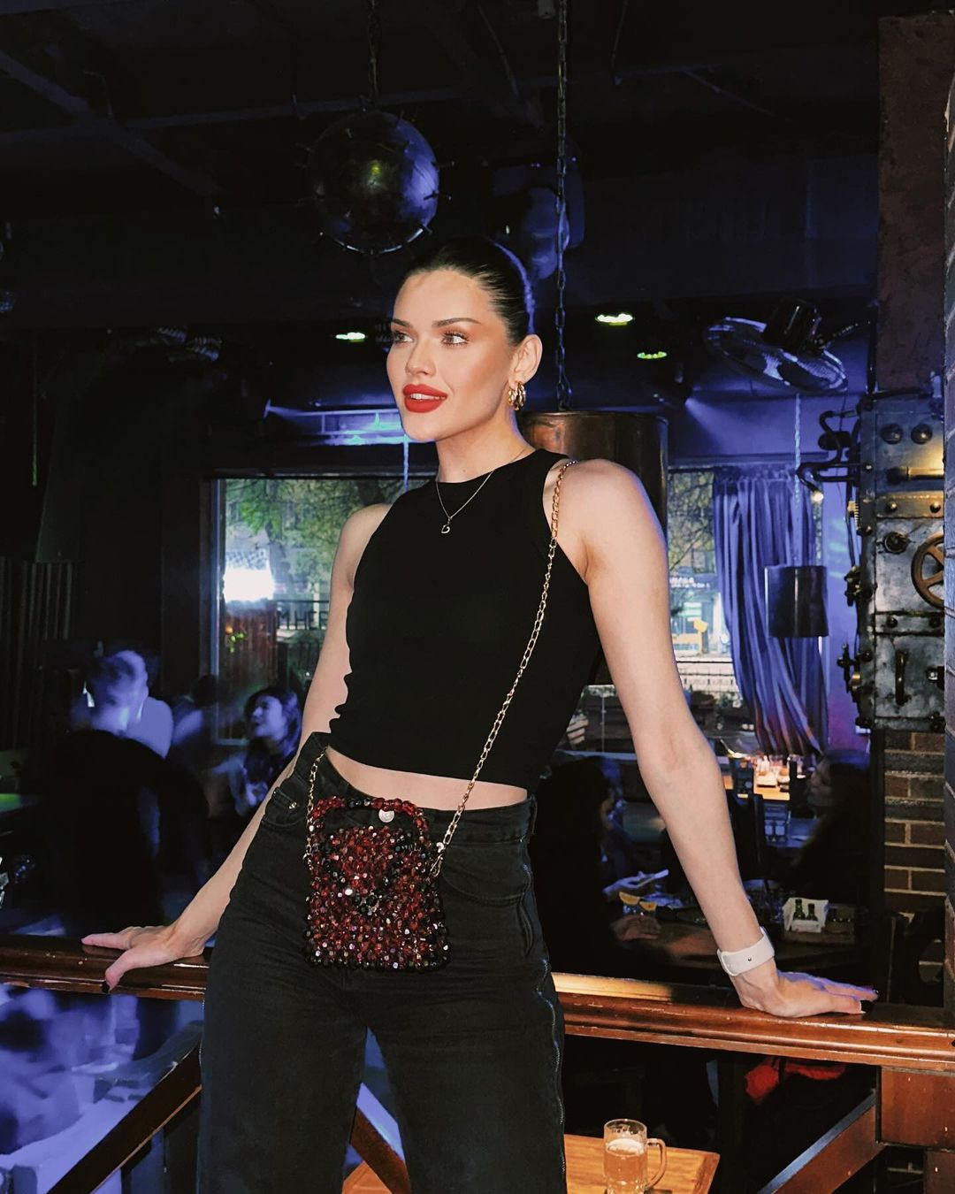 Fakhriddinova biến hóa hình ảnh trong các buổi chụp hình. Cô yêu thích phong cách chụp chân dung và thường khoe những bức ảnh chụp cận gương mặt mặt trên mạng xã hội.