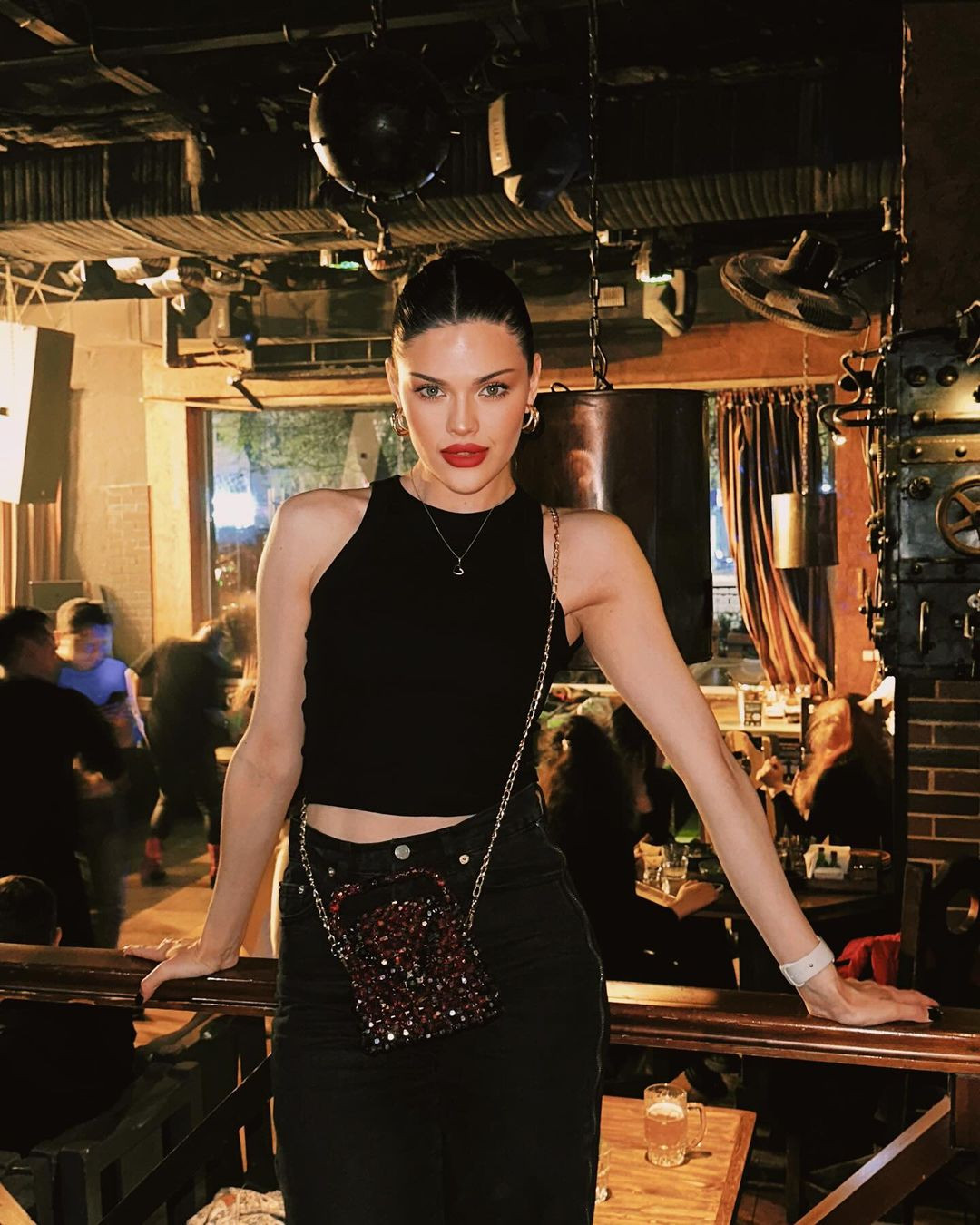 Fakhriddinova biến hóa hình ảnh trong các buổi chụp hình. Cô yêu thích phong cách chụp chân dung và thường khoe những bức ảnh chụp cận gương mặt mặt trên mạng xã hội.