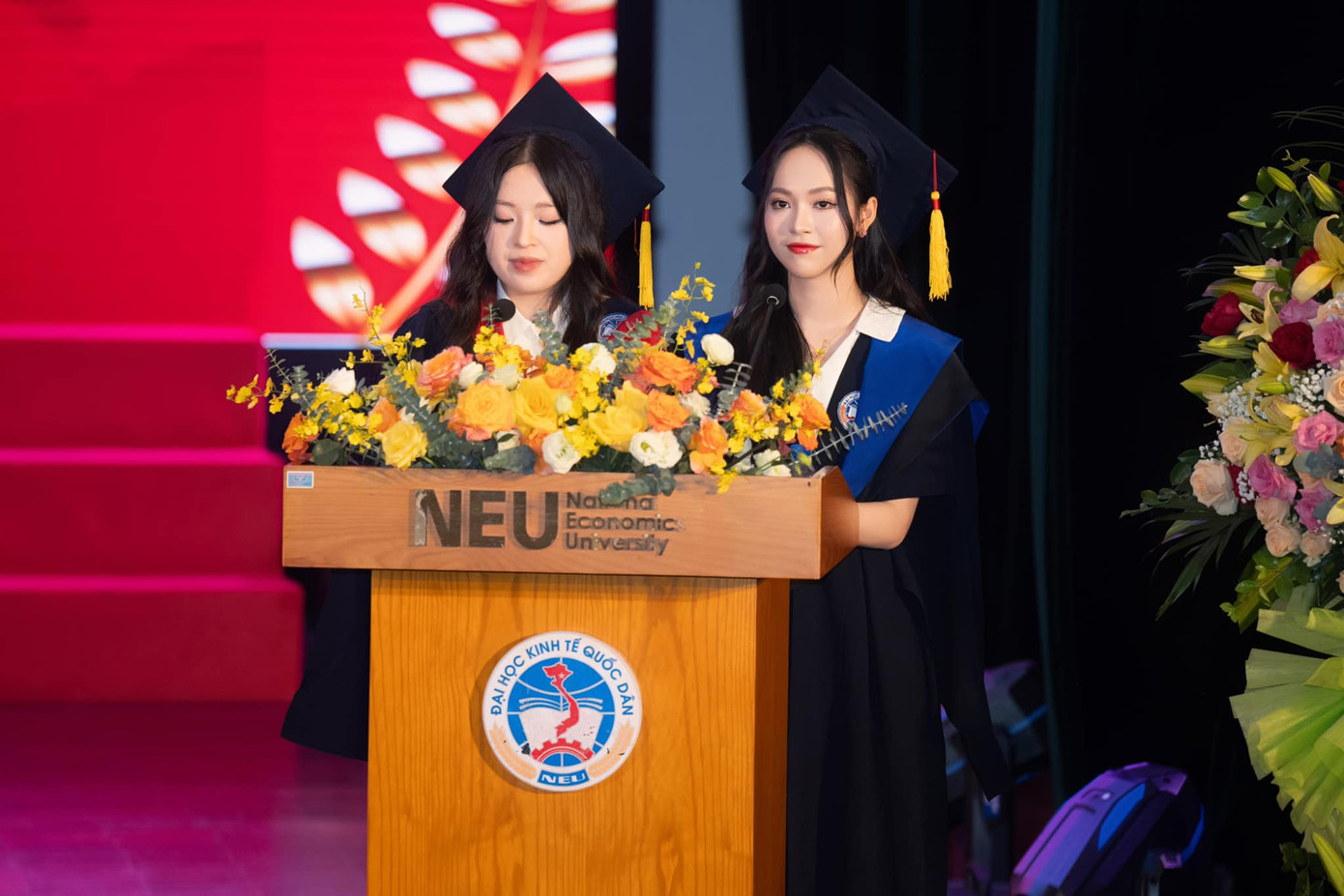 Tại buổi lễ, cô đã đại diện các sinh viên cùng khóa phát biểu với cương vị Thủ khoa ngành Kinh doanh và Marketing.