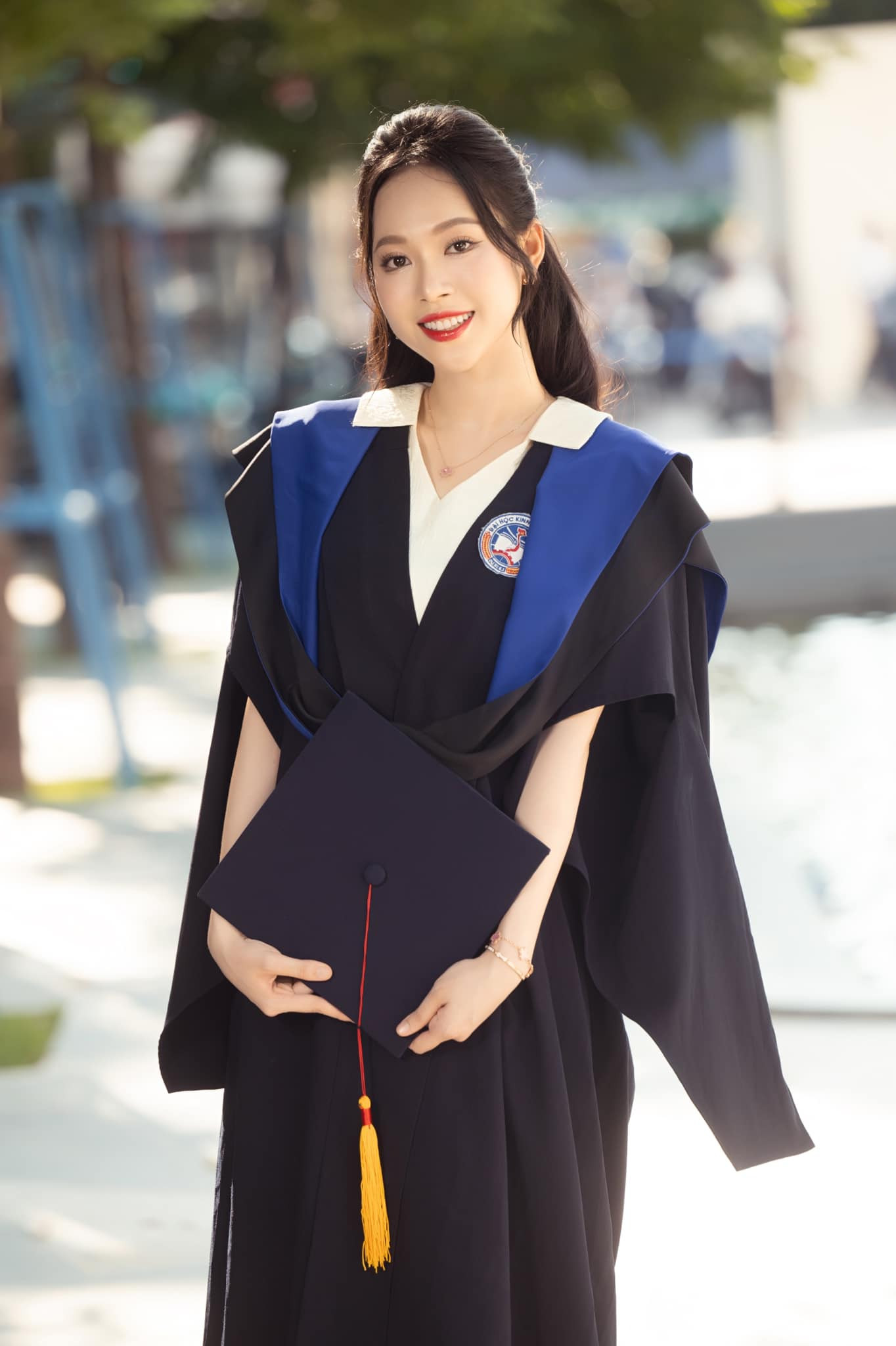 Ngày 27/8, Á hậu Trịnh Thùy Linh tham dự lễ tốt nghiệp của Đại học Coventry, Viện đào tạo Quốc tế, Đại học Kinh tế Quốc dân. Á hậu Việt Nam 2022 đã tốt nghiệp thủ khoa ngành Kinh doanh và Marketing.