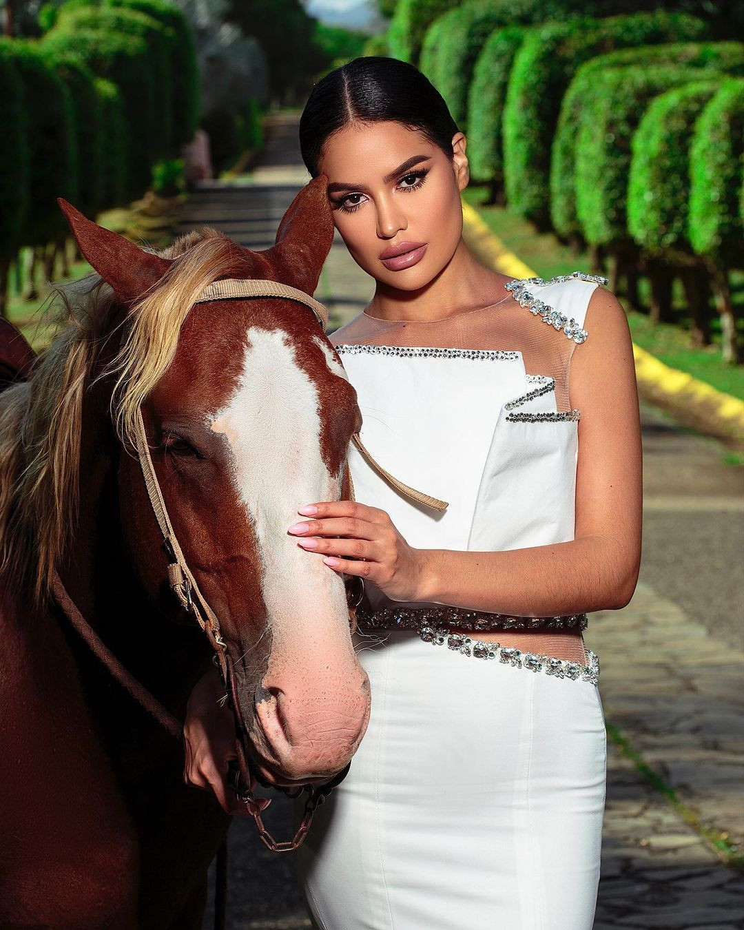 Zaren tự miêu tả mình là người phụ nữ kiên trì và đồng cảm. Cô muốn giúp đỡ người khác mà không mong chờ đợi được đền đáp.