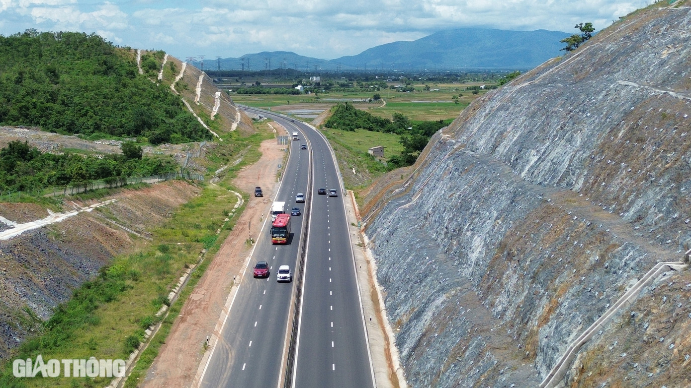 Ô tô nhộn nhịp lưu thông trên cao tốc đoạn qua huyện Hàm Thuận Bắc (Bình Thuận).