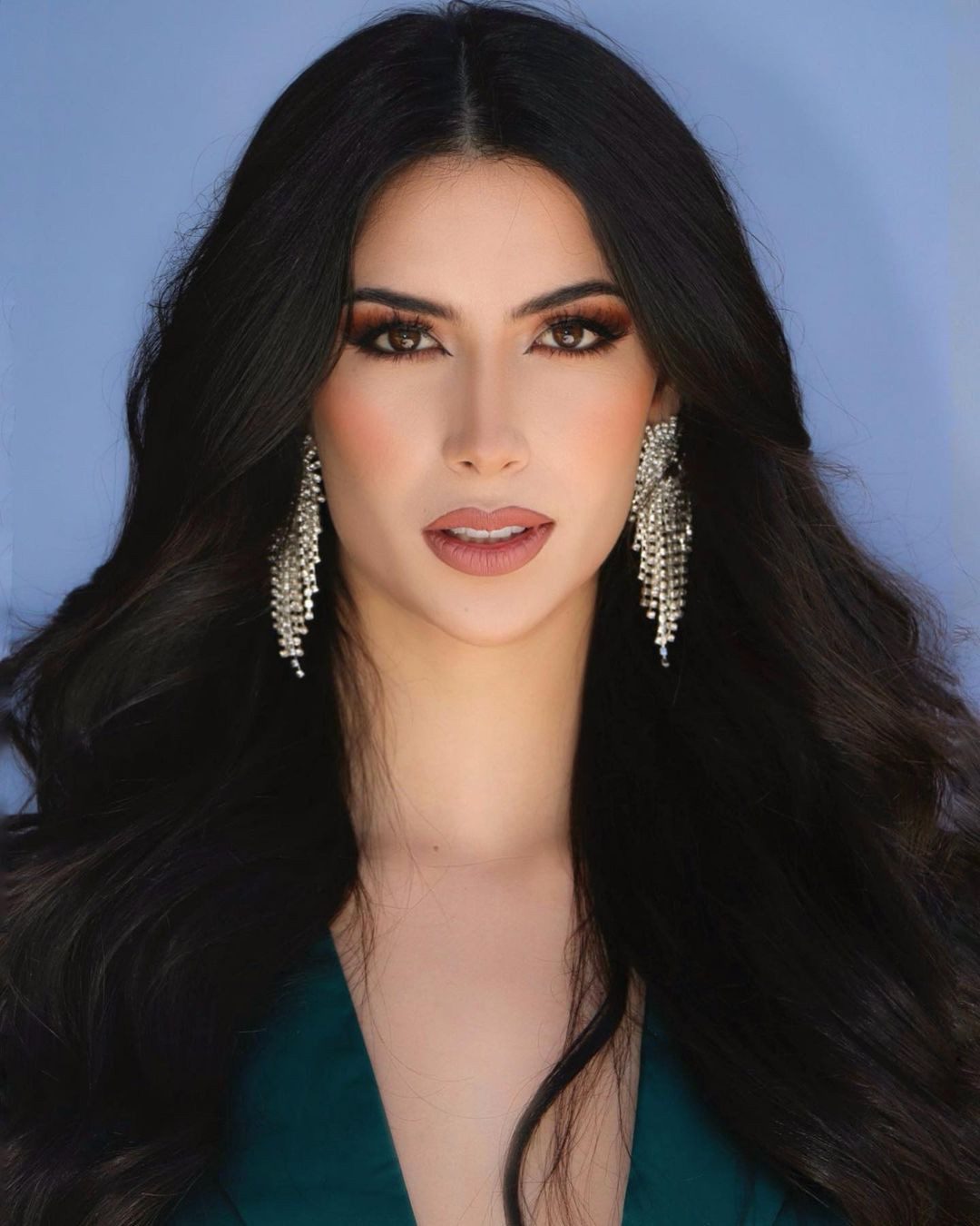 Cô tốt nghiệp Đại học Tự trị Chihuahua với bằng về nghệ thuật diễn xuất. Ngoài ra người đẹp cũng có bằng về truyền thông và từng tốt nghiệp CEA Televisa-Eugenio Cobo ngành lái xe.