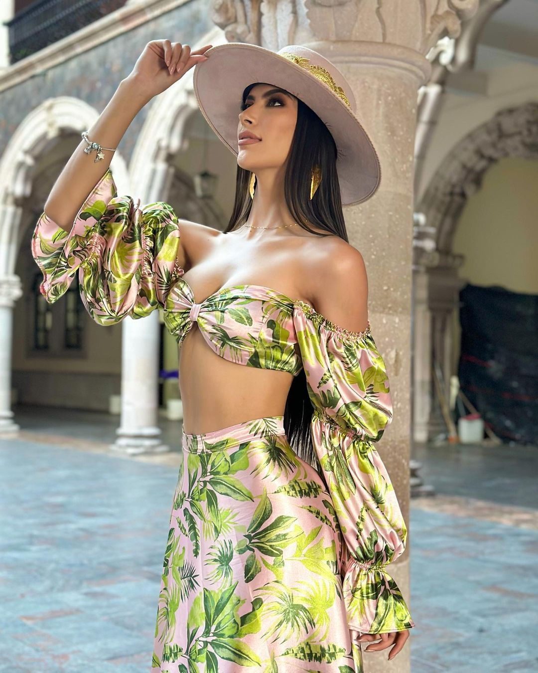 Với kỹ năng trình diễn chuyên nghiệp và kinh nghiệm trong lĩnh vực truyền hình, Tania được nhận xét sẽ tỏa sáng tại cuộc thi Hoa hậu Hòa bình Quốc tế 2024.