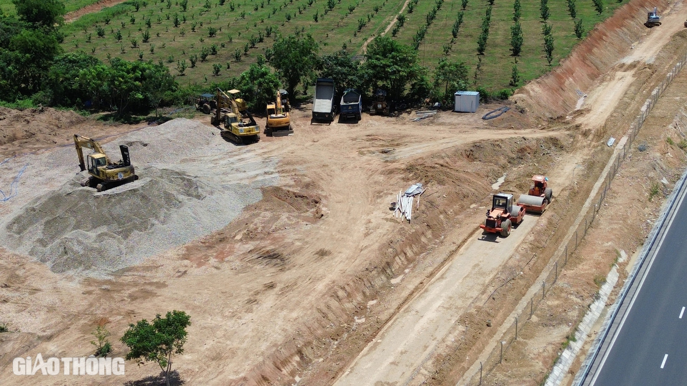 Xe cuốc, xe lu thi công tại trạm dừng nghỉ Km 205+092 (địa bàn huyện Hàm Thuận Bắc). Ảnh: Vĩnh Phú.