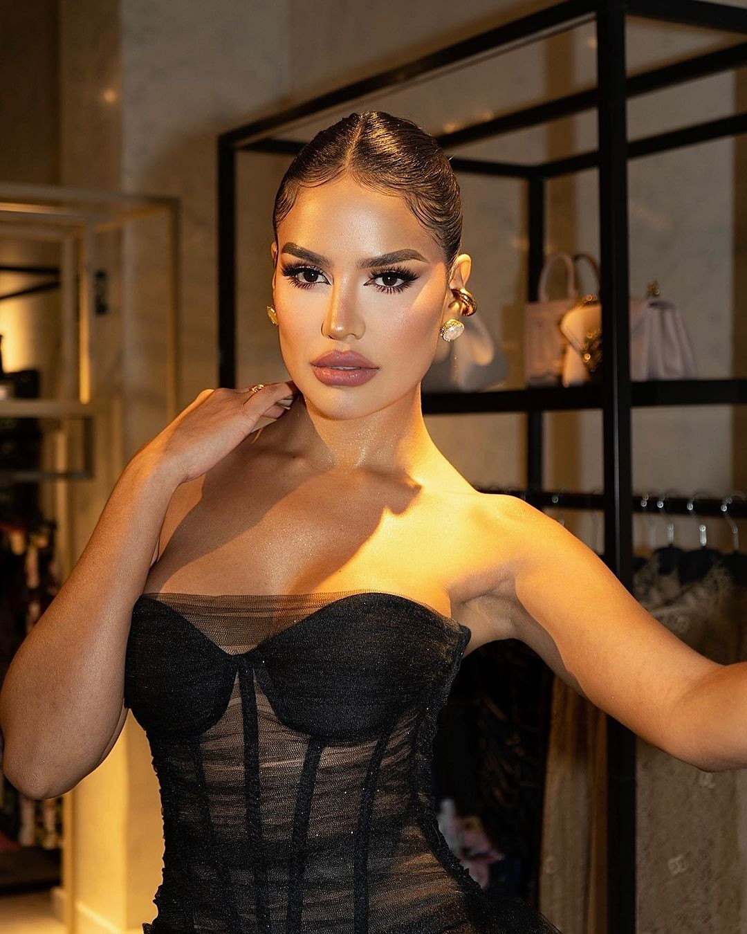 Người đẹp Venezuela năm nay 28 tuổi, có chiều cao ấn tượng 1,76 m và nhan sắc hiện đại, nóng bỏng đậm chất Latinh.