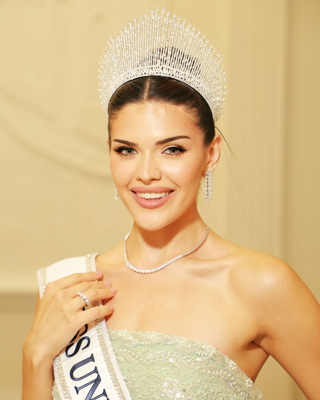 Lễ đăng quang của Hoa hậu Hoàn vũ Uzbekistan 2024 đã được tổ chức hôm 22/8. Người đẹp Nigina Fakhriddinova được trao vương miện và sash, đại diện Uzbekistan tham dự Hoa hậu Hoàn vũ 2024 tổ chức ở Mexico vào tháng 10.