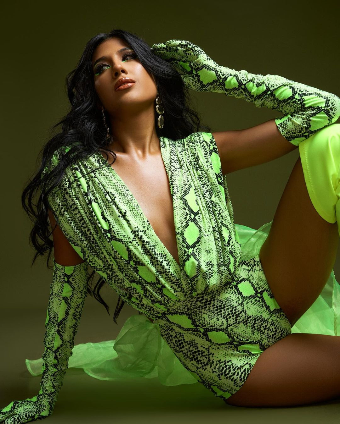 Người đẹp có phong cách thời trang sành điệu, nóng bỏng, được nhận xét phù hợp với tiêu chí của cuộc thi Hoa hậu Hòa bình Quốc tế.