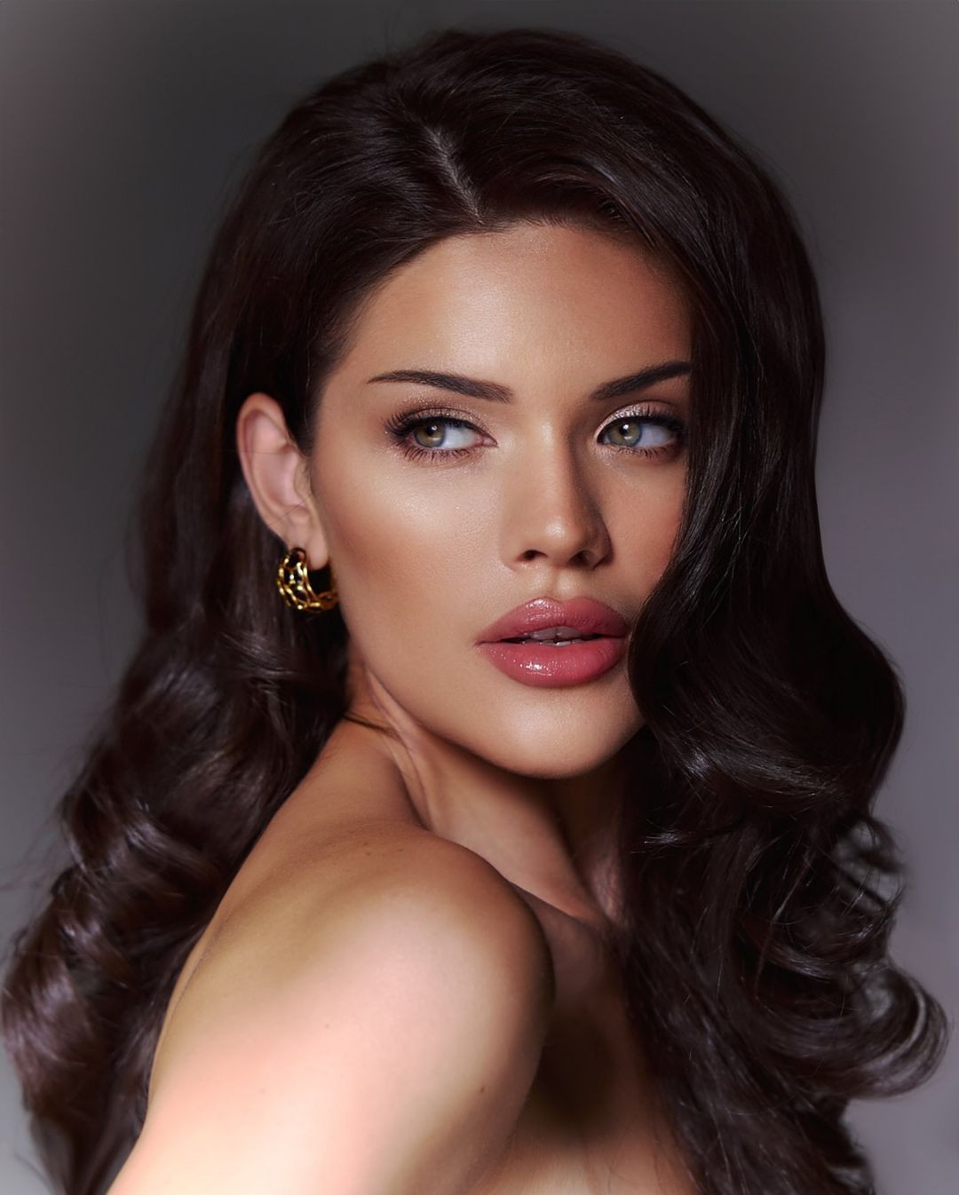 Nigina Fakhriddinova năm nay 24 tuổi, là người mẫu kiêm diễn viên có tiếng ở quê hương.