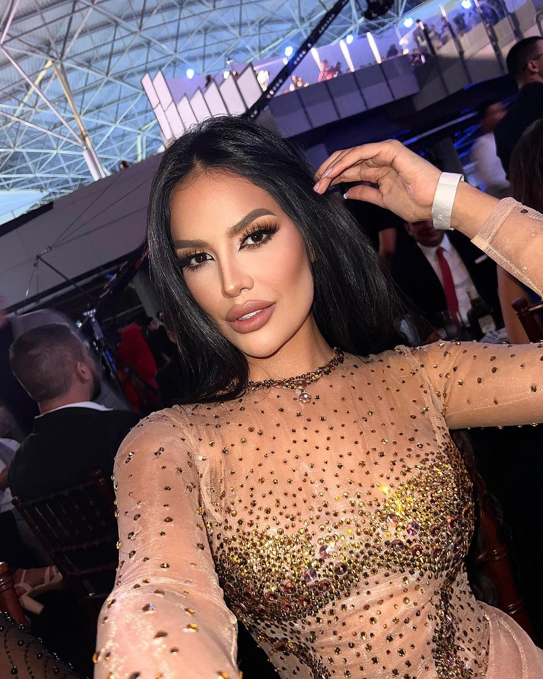 Zaren Loyo có kinh nghiệm thi sắc đẹp ấn tượng. Cô từng đại diện bang Lara tại cuộc thi Hoa hậu Venezuela 2022 nhưng không giành thành tích.