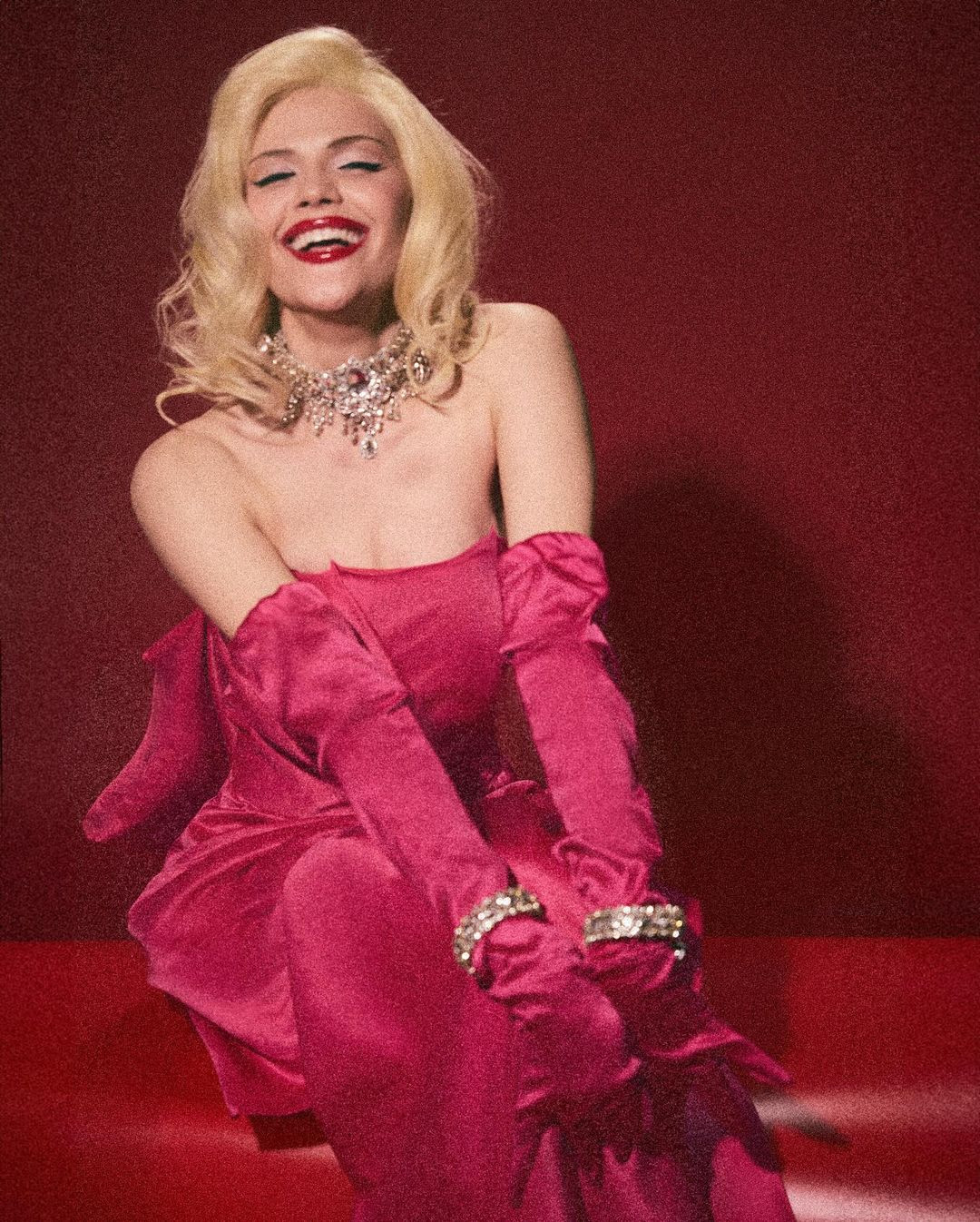 Nigina không bó buộc bản thân theo hình ảnh nhất định, muốn thay đổi nhiều phong cách khác nhau. Người đẹp có màn hóa thân ấn tượng thành biểu tượng gợi cảm Marilyn Monroe trong một buổi chụp hình.