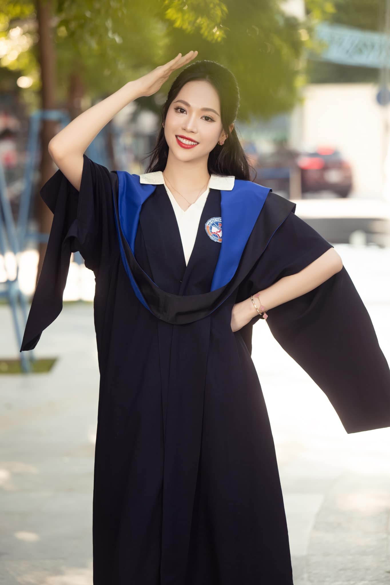 Trịnh Thùy Linh cho biết việc cân bằng để duy trì hoạt động nghệ thuật và việc học tập của cô gặp nhiều khó khăn. "Trong khoảng thời gian tham gia cuộc thi Hoa hậu Việt Nam 2022, tôi đã dành thời gian tập trung vào cuộc thi nên có nhiều bài vở dồn lại. Nhưng tôi luôn muốn theo đuổi con đường tri thức, vì vậy dù công việc bận rộn nhưng tôi cố gắng sắp xếp, tận dụng thời gian để có thể ra trường đúng hạn với tấm bằng và số điểm mình mong muốn”, cô nói.