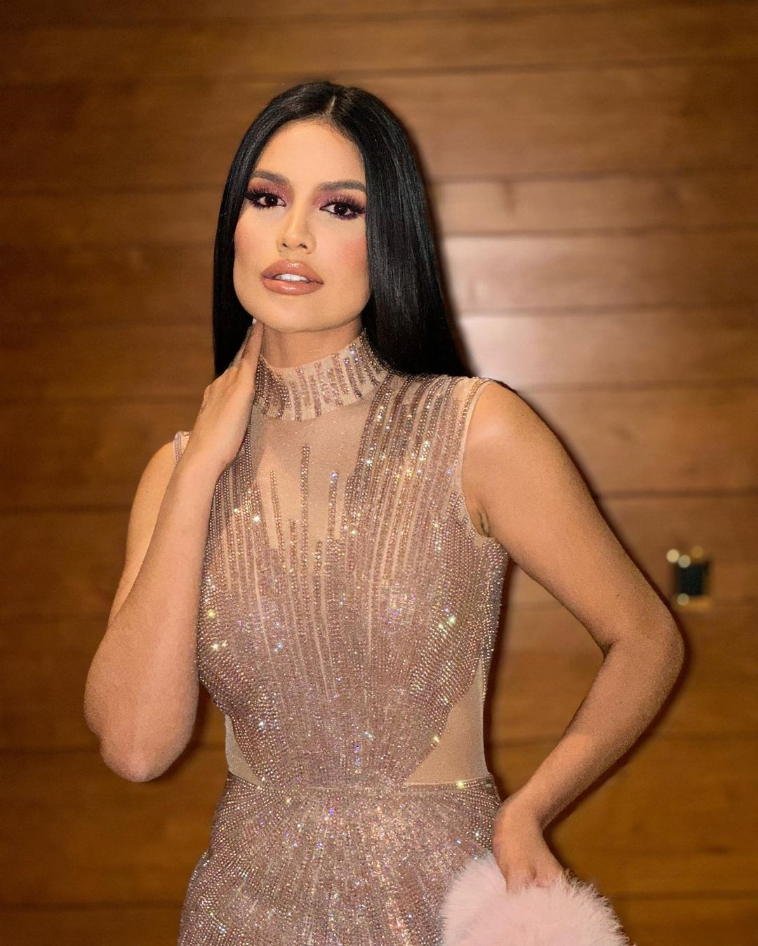 Ngày 27/8, người đẹp Zaren Loyo đã được bổ nhiệm thành Miss Cosmo Venezuela 2024. Cô giành quyền đại diện cường quốc sắc đẹp Venezuela tại Miss Cosmo 2024, dự kiến tổ chức ở Việt Nam vào tháng 9.