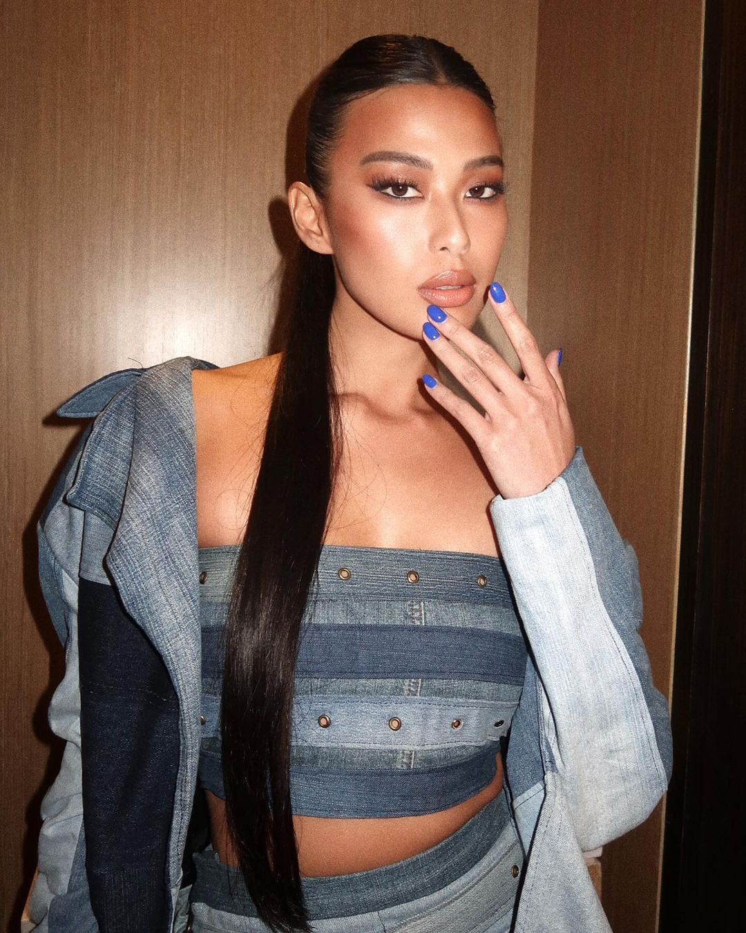 Top 10 Hoa hậu Hoàn vũ 2023 Michelle Dee là người đẹp tiếp theo có tên trong top 10 Vẻ đẹp vượt thời gian của Missosology. Michelle Marquez Dee năm nay 28 tuổi, cao 1,78 m, là con gái của Melanie Marquez - Hoa hậu Quốc tế 1979, đồng thời là chuyên gia đào tạo hoa hậu nổi tiếng, quyền lực tại Philippines.