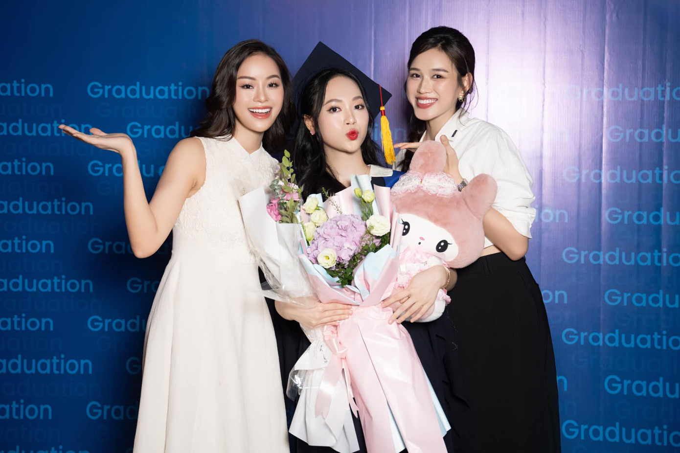 Hoa hậu Đỗ Thị Hà, Á hậu Đào Hiền cũng tới chúc mừng Trịnh Thùy Linh tốt nghiệp đại học. Đại học Kinh tế Quốc dân cũng là trường mà Đỗ Thị Hà đã theo học. Cô đã nhận bằng tốt nghiệp ngành Luật Kinh doanh của trường hồi tháng 8/2023.