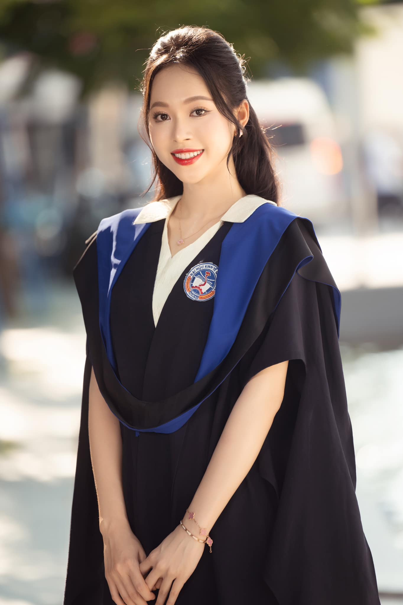 Ngày 27/8, Á hậu Trịnh Thùy Linh tham dự lễ tốt nghiệp của Đại học Coventry, Viện đào tạo Quốc tế, Đại học Kinh tế Quốc dân. Á hậu Việt Nam 2022 đã tốt nghiệp thủ khoa ngành Kinh doanh và Marketing.