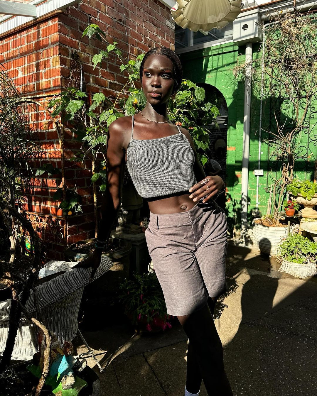 "Nhìn cô ấy như búp bê da màu vậy", "Vẻ đẹp này thật độc bản", "Đôi lúc nhìn cô ấy như búp bê nhưng có lúc lại tràn đầy năng lượng, tôi rất thích vẻ đẹp này"... là những bình luận của khán giả.