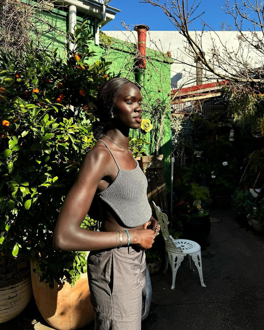 "Nhìn cô ấy như búp bê da màu vậy", "Vẻ đẹp này thật độc bản", "Đôi lúc nhìn cô ấy như búp bê nhưng có lúc lại tràn đầy năng lượng, tôi rất thích vẻ đẹp này"... là những bình luận của khán giả.