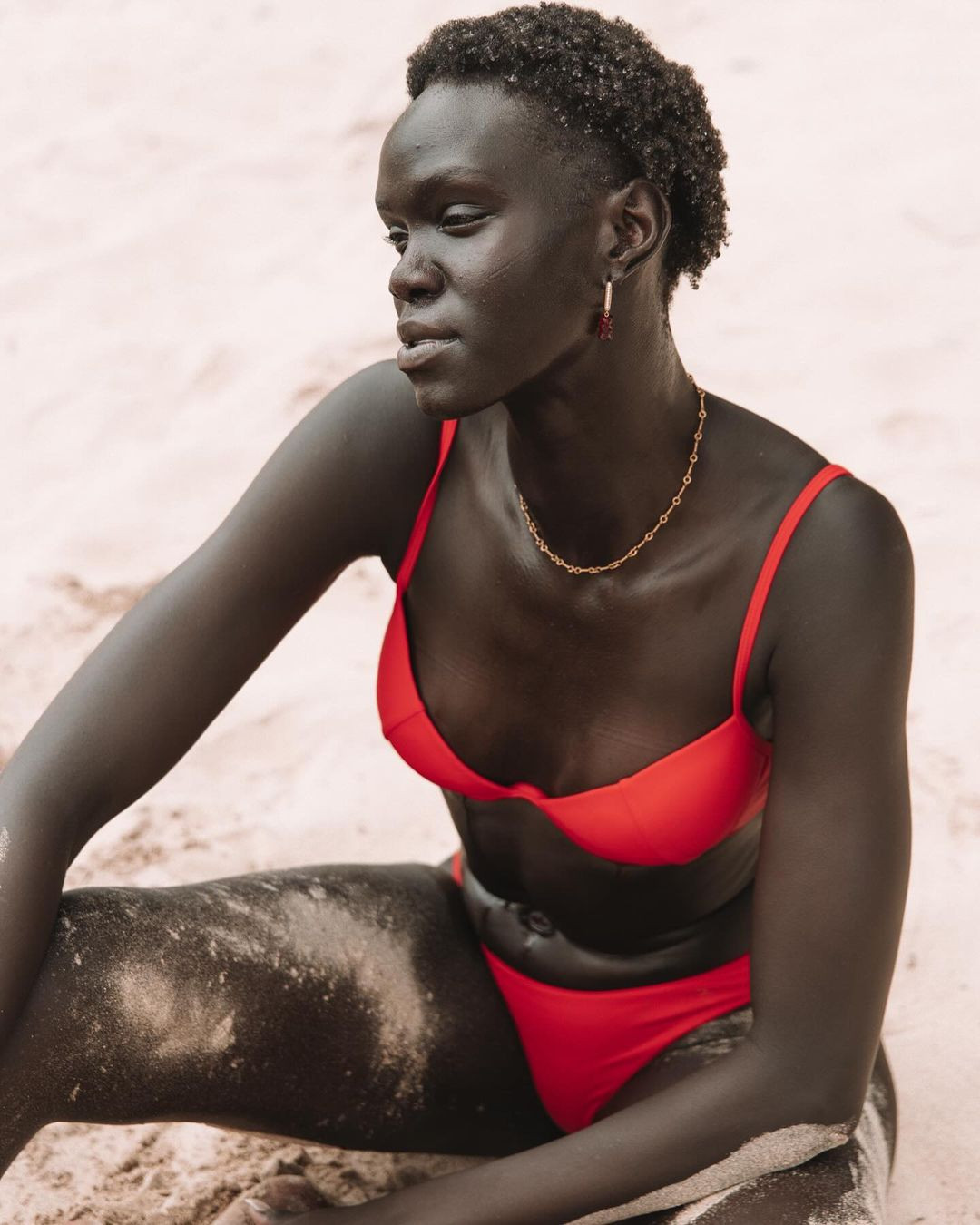 Hôm 20/8, chuyên trang sắc đẹp Sash Factor đăng tải clip Unice catwalk dưới bể bơi trong bộ bikini màu đỏ và ngay lập tức thu hút sự chú ý, bình luận của các fan sắc đẹp.