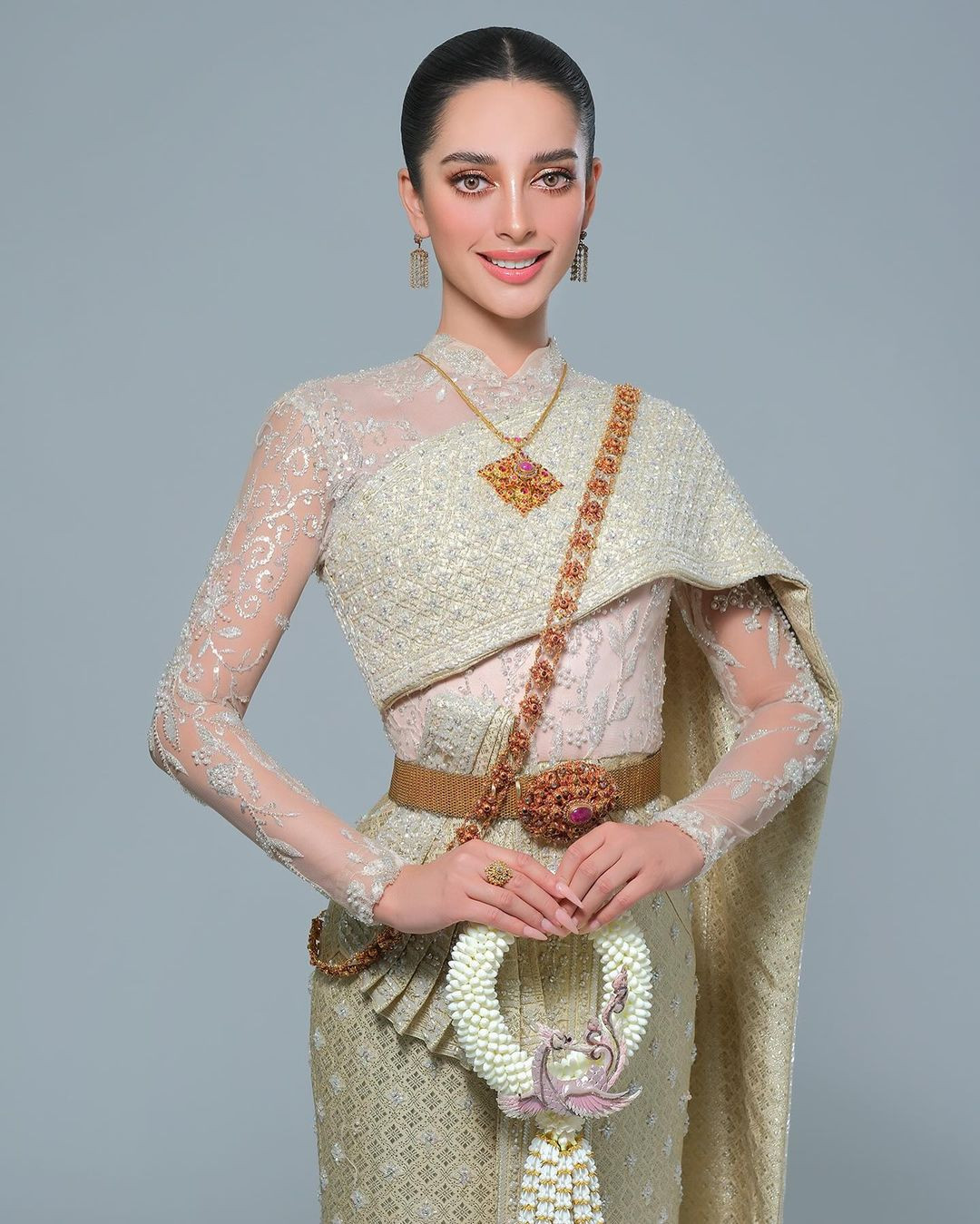 Viranya Berry mang hai dòng máu Thái Lan và Anh. Cô có vẻ đẹp lai hiện đại, quyến rũ. Hiện Viranya Berry sống và làm việc ở Thái Lan.