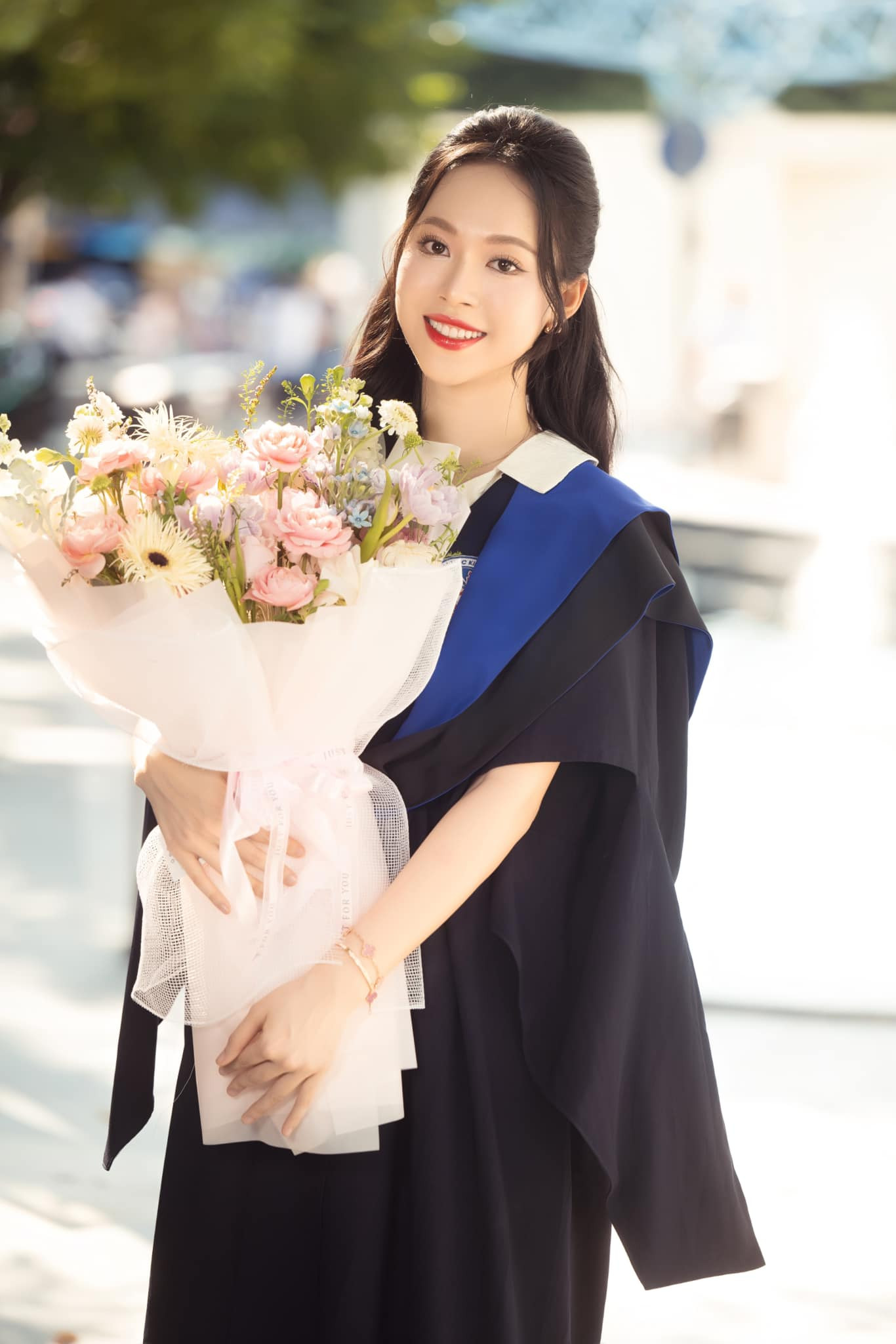 Thùy Linh cho biết gia đình đã dành nhiều sự quan tâm cho việc học tập của cô. Người đẹp nói gia đình luôn là động lực to lớn để cô chinh phục những thử thách trong cuộc sống cũng như học tập.