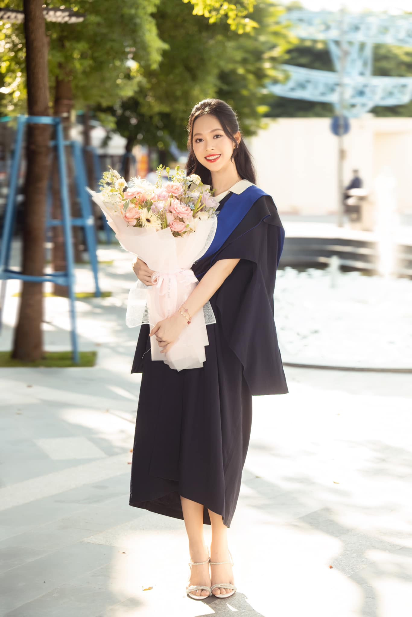 “Đây là dấu mốc quan trọng cho sự cố gắng của tôi trong suốt thời gian qua và là bước đệm để tôi tự tin phát triển bản thân nhiều hơn", người đẹp chia sẻ thêm.