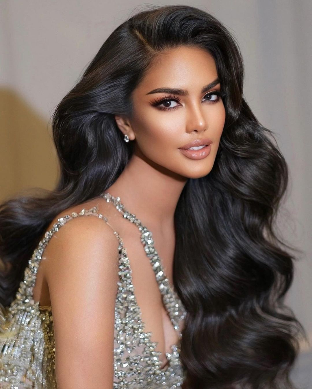 Cuộc thi Hoa hậu Hoàn vũ Indonesia 2024 đang được khởi động nhằm tìm kiếm đại diện quốc gia tham dự Hoa hậu Hoàn vũ 2024 tổ chức ở Mexico. Trong số các thí sinh, người đẹp Vina Anggi Sitorus gây chú ý nhất, được đánh giá là ứng viên sáng giá cho vương miện.