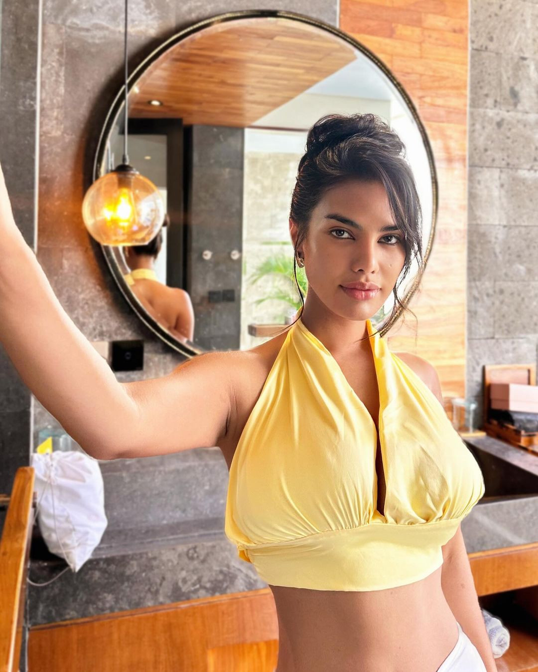 Năm 2023, người đẹp Fabienne Nicole Groneveld đại diện Indonesia tại Hoa hậu Hoàn vũ 2023 nhưng không giành thành tích. Những bê bối của ban tổ chức cuộc thi Hoa hậu Hoàn vũ Indonesia 2023 được cho ảnh hưởng xấu tới hình ảnh của cô tại sân chơi quốc tế.