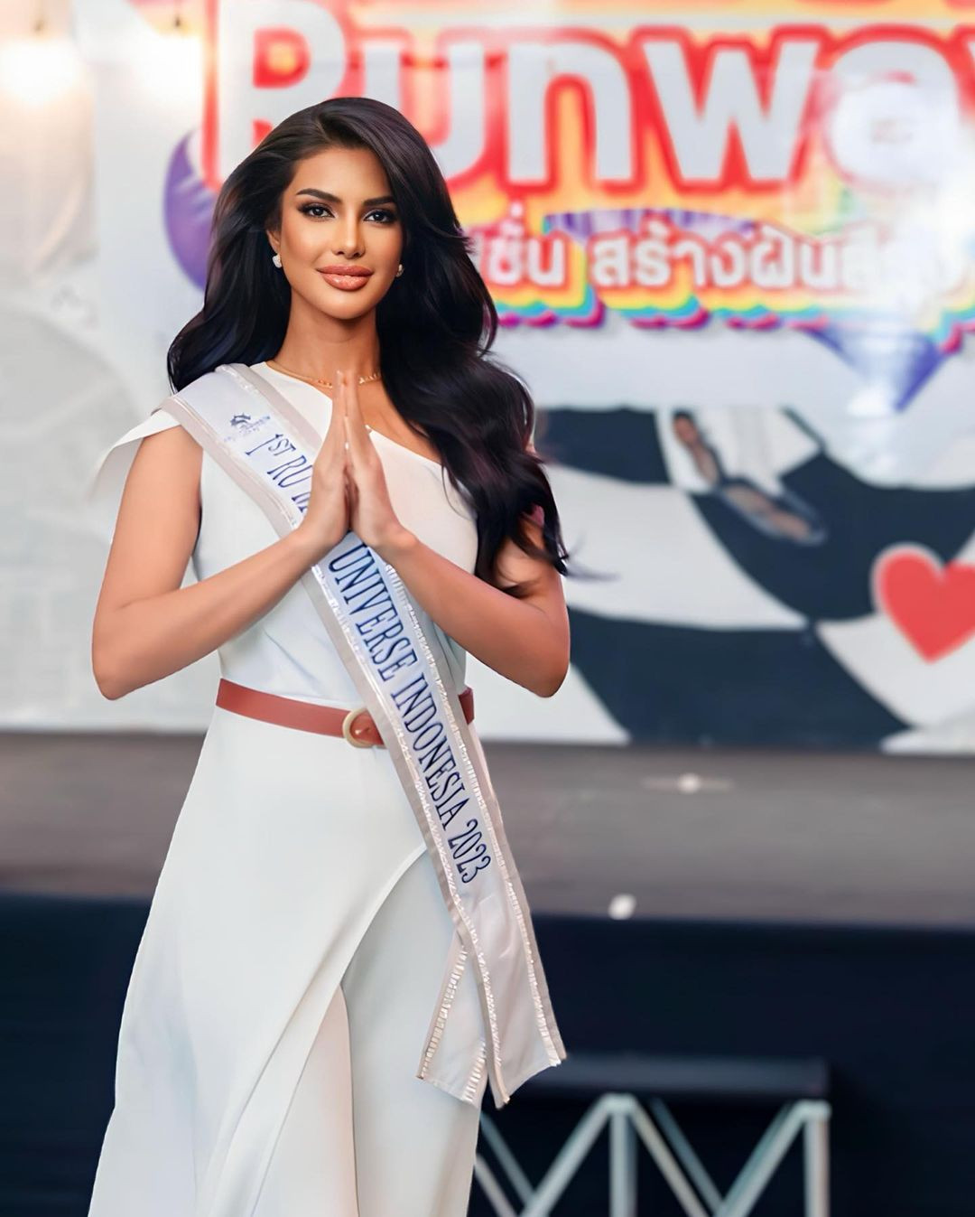 Vina tích cực tham gia các hoạt động nói chuyện và động viên trẻ em nghèo để nuôi dưỡng ước mơ. Cô cũng nấu thức ăn cho trẻ em ở trại trẻ mồ côi.