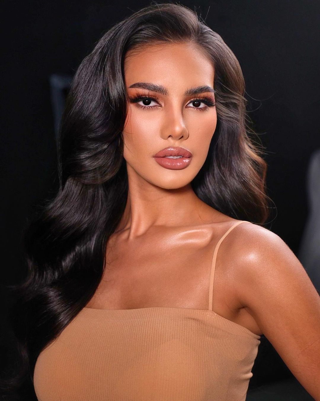 Với kỹ năng diễn thuyết trước công chúng cùng khả năng nói tiếng Anh trôi chảy, cô thường xuyên được tin tưởng trao nhiệm vụ làm người dẫn chương trình, nhà tiếp thị nội dung trên mạng xã hội.