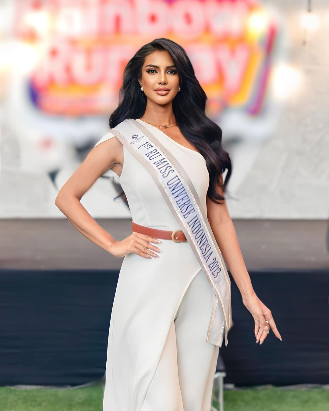 Vina tích cực tham gia các hoạt động nói chuyện và động viên trẻ em nghèo để nuôi dưỡng ước mơ. Cô cũng nấu thức ăn cho trẻ em ở trại trẻ mồ côi.