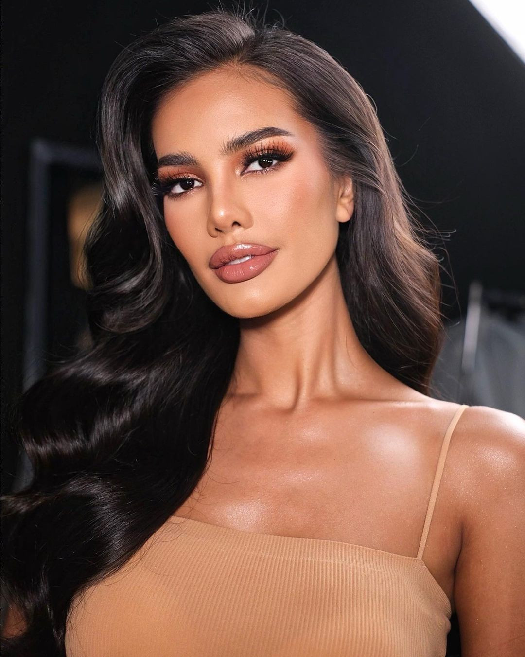 Với kỹ năng diễn thuyết trước công chúng cùng khả năng nói tiếng Anh trôi chảy, cô thường xuyên được tin tưởng trao nhiệm vụ làm người dẫn chương trình, nhà tiếp thị nội dung trên mạng xã hội.