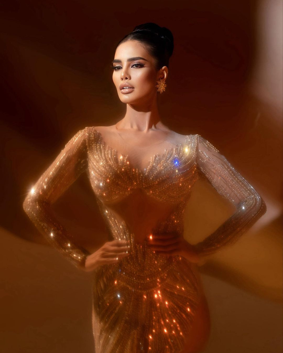 Cô là người mẫu nổi tiếng ở Indonesia, được yêu thích với vẻ đẹp hiện đại cùng làn da nâu lạ mắt. Cô từng đăng quang danh hiệu Princess and Songket Weaving 2022.