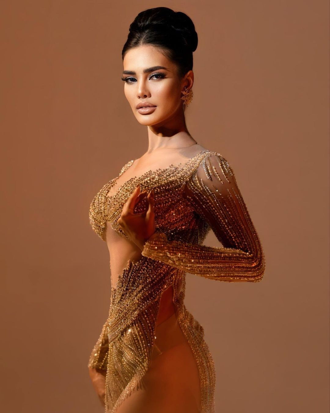 Cô là người mẫu nổi tiếng ở Indonesia, được yêu thích với vẻ đẹp hiện đại cùng làn da nâu lạ mắt. Cô từng đăng quang danh hiệu Princess and Songket Weaving 2022.