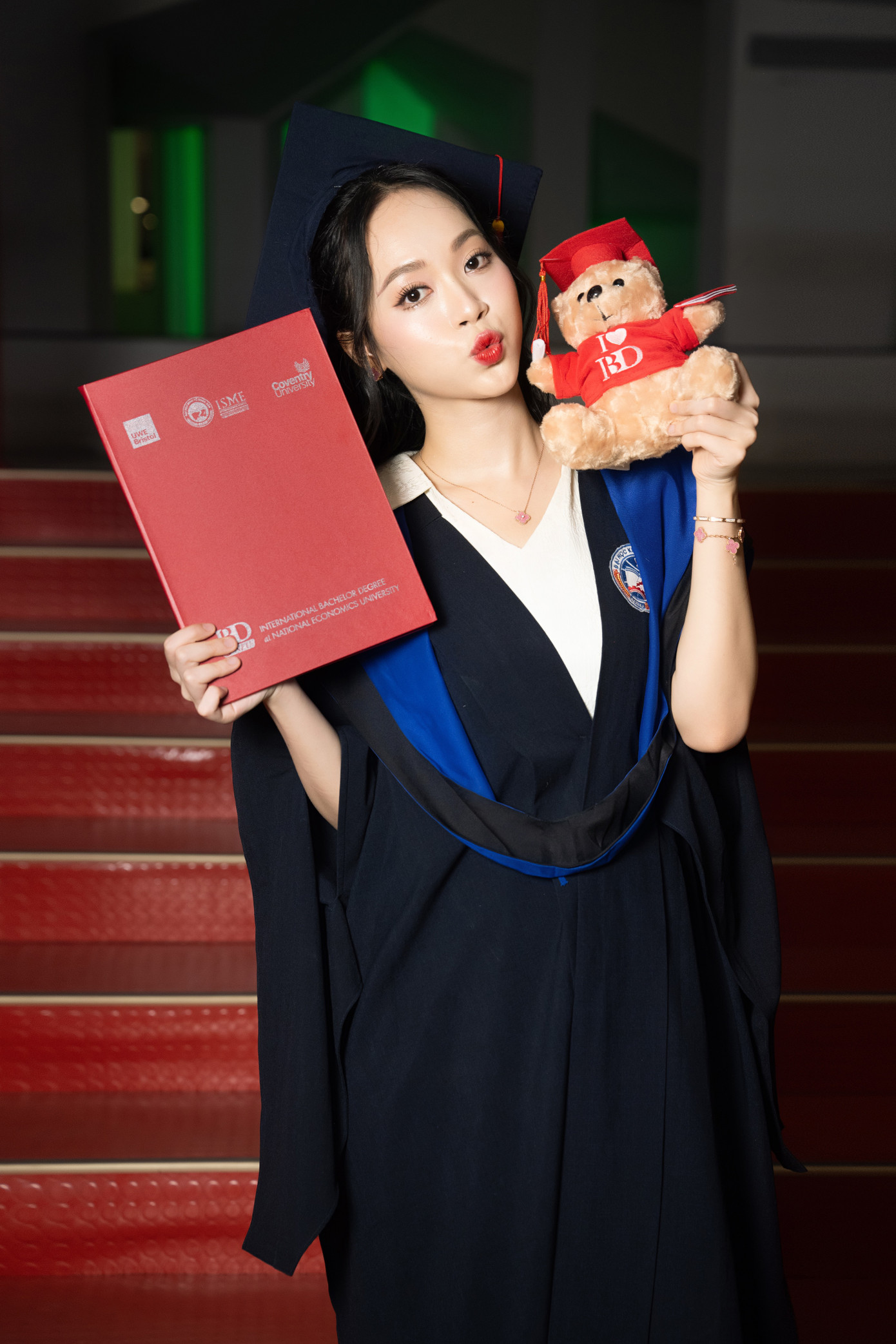 Cô cũng sẵn sàng đón nhận cơ hội nếu được đại diện Việt Nam đi thi quốc tế. "Được đại diện Việt Nam đến với đấu trường nhan sắc quốc tế là niềm vinh dự đối với tất cả hoa, á hậu. Nếu được đại diện Việt Nam trong một cuộc thi quốc tế, tôi nhất định sẽ cố gắng hết sức. Dù có đi thi quốc tế hay không, tôi vẫn phát triển và theo đuổi con đường tri thức lẫn nghệ thuật như hiện tại", cô nói.