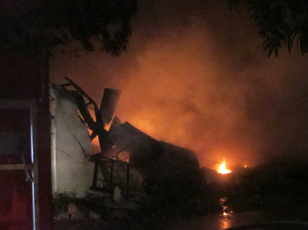 Lửa to, lan nhanh khiến việc tiếp cận hiện trường gặp rất nhiều khó khăn. Lửa to, lan nhanh khiến việc tiếp cận hiện trường gặp rất nhiều khó khăn