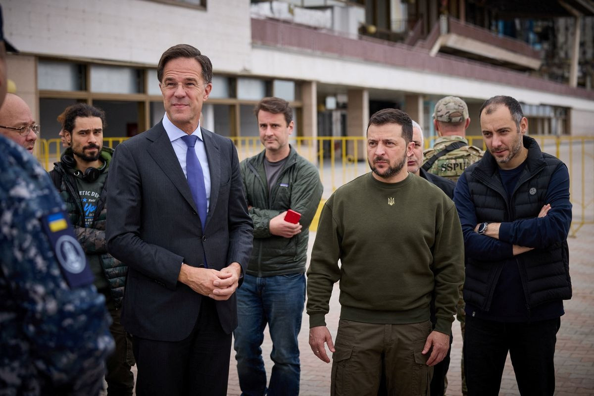 Tổng thống Ukraine và Thủ tướng Hà Lan trong chuyến thăm Odesa. Ảnh: Reuters