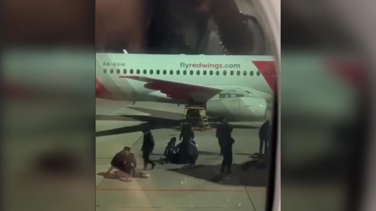 Những người biểu tình bị bắt giữ. Ảnh: RT Những người biểu tình bị bắt giữ. Ảnh: RT